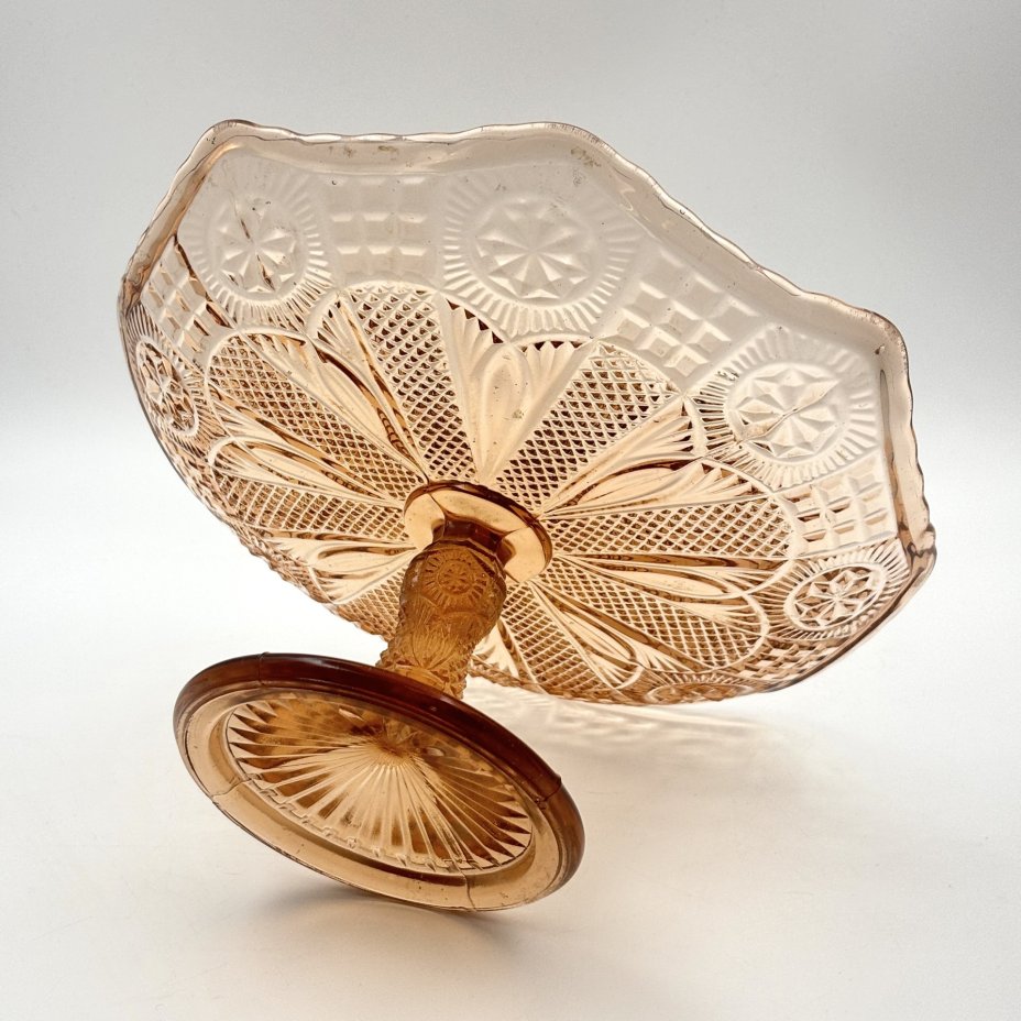 Вазочка на ножке (конфетница) карамельного оттенка