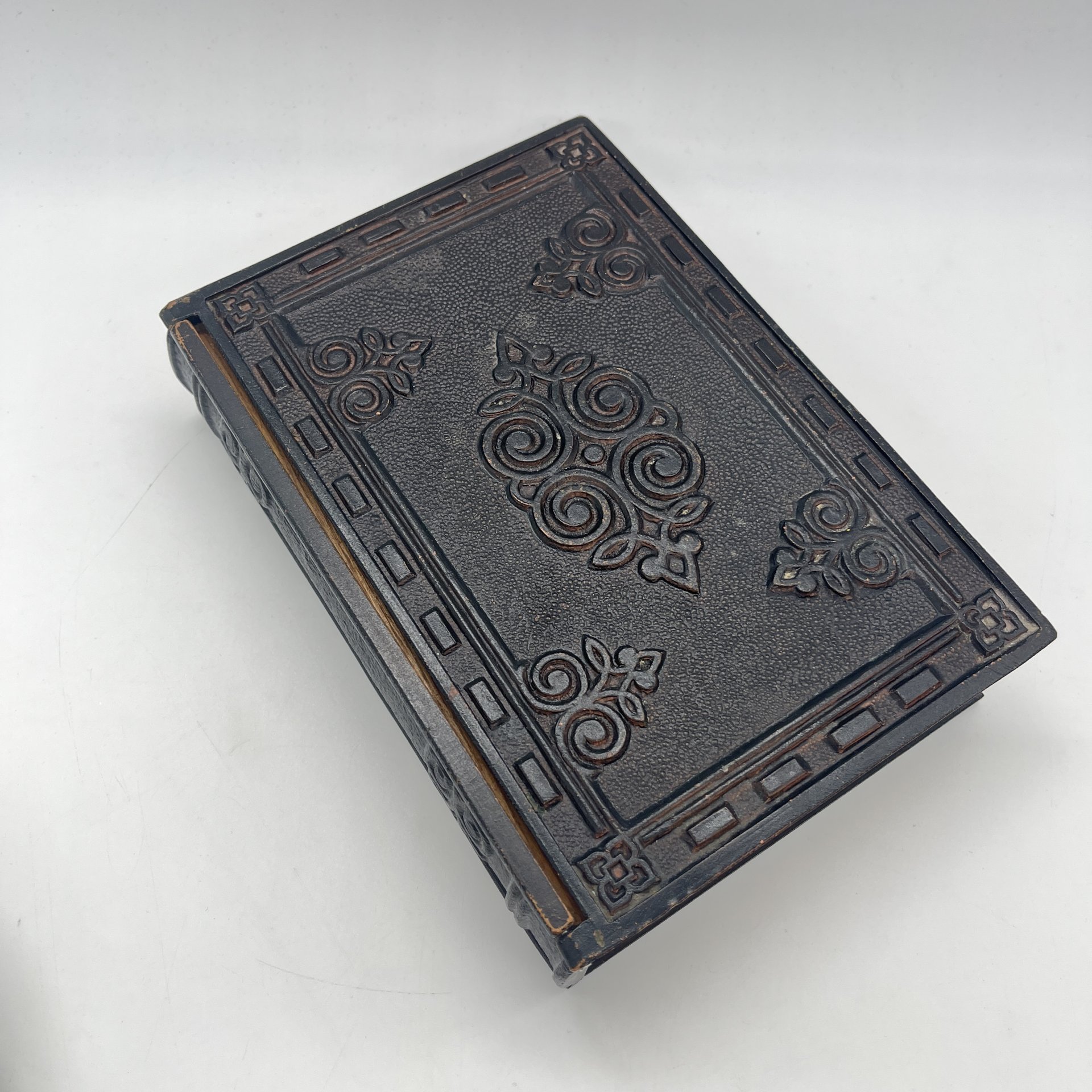 Шкатулка-копилка в форме книги