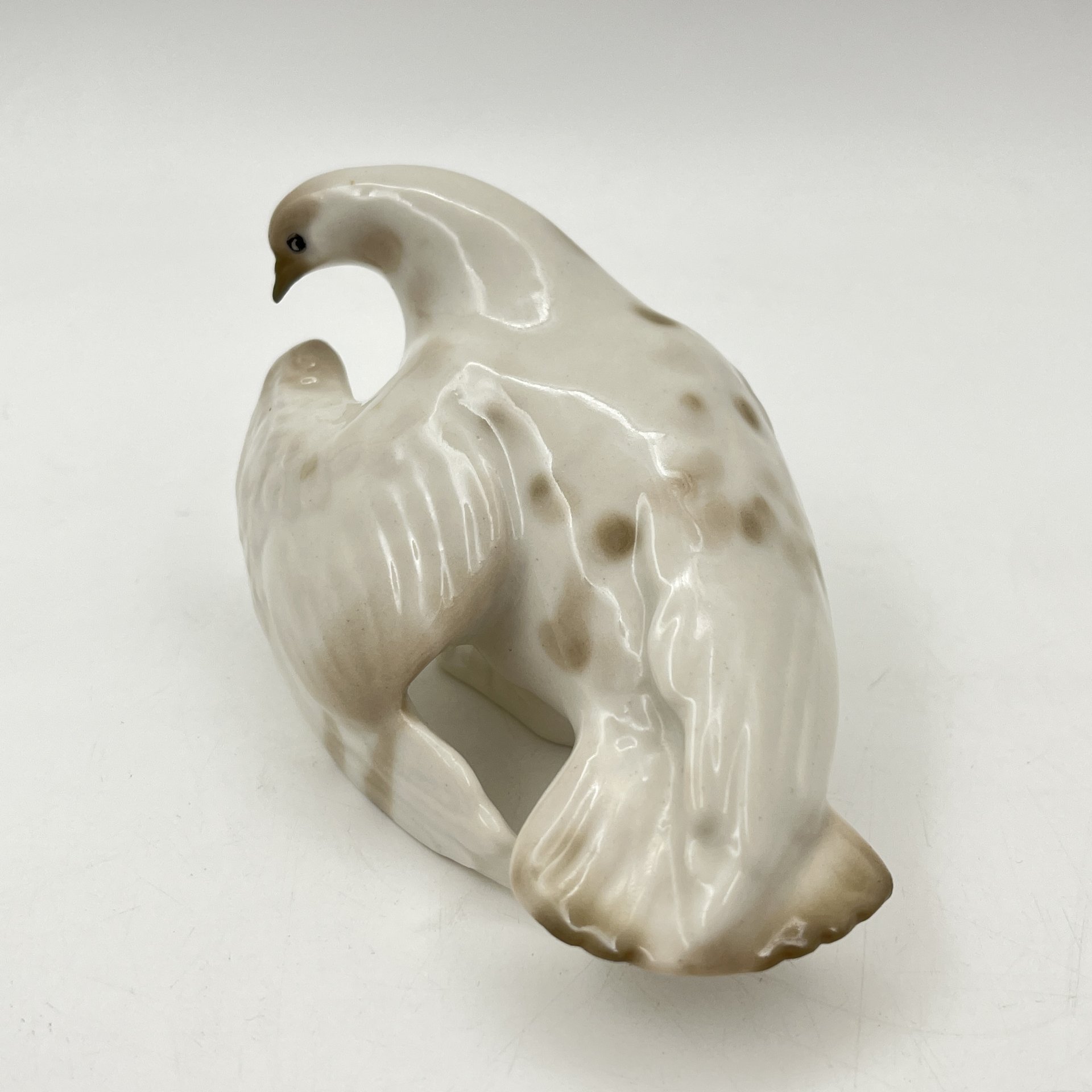 Статуэтка "Голубь", скульптор Э.М. Криммер, фарфор, роспись, Ленинградский фарфоровый завод (ЛФЗ), СССР, 1970-1986 гг.