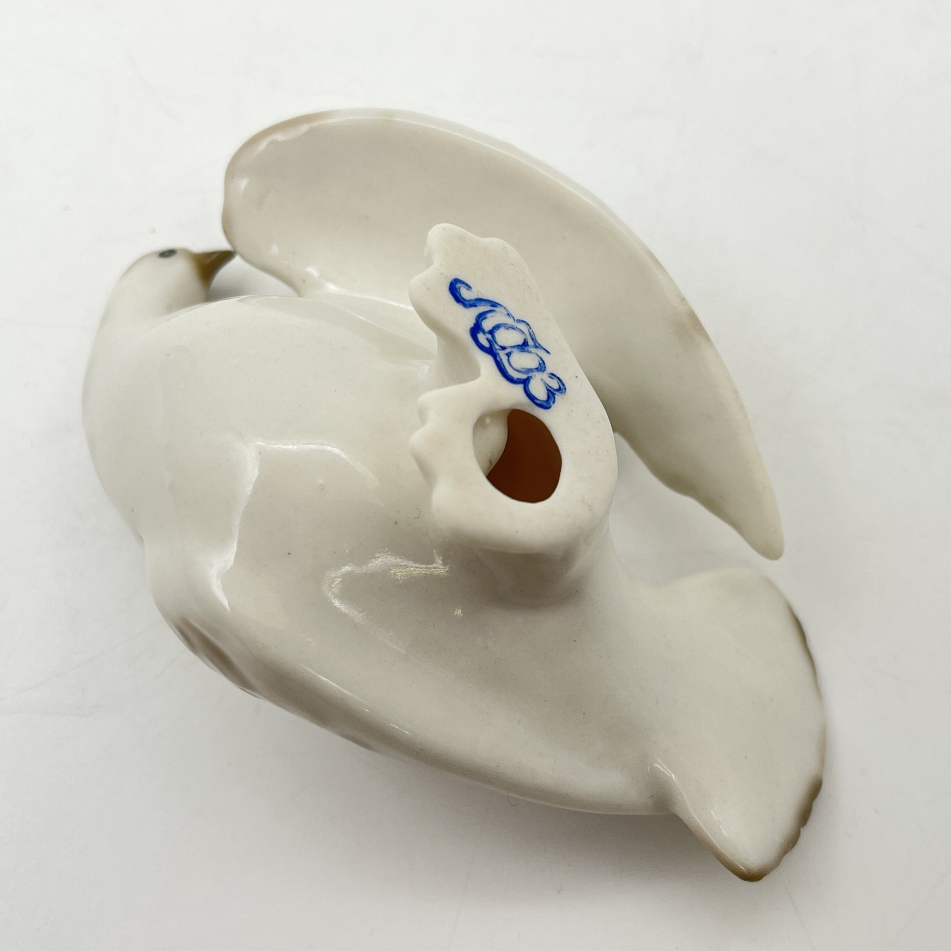 Статуэтка "Голубь", скульптор Э.М. Криммер, фарфор, роспись, Ленинградский фарфоровый завод (ЛФЗ), СССР, 1970-1986 гг.