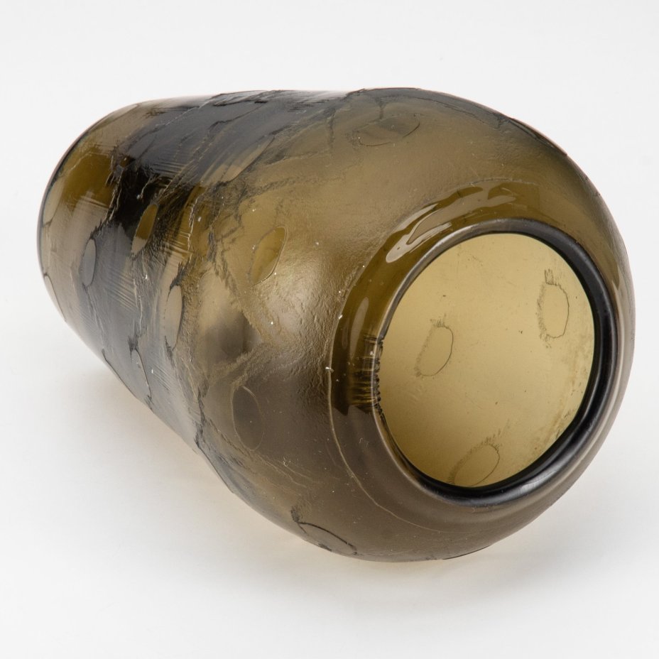 Ваза дымчатого цвета с эффектом морозного стекла, выполненная в стиле ар-деко