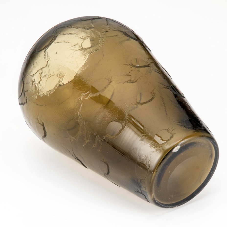 Ваза дымчатого цвета с эффектом морозного стекла, выполненная в стиле ар-деко