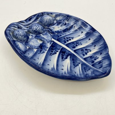 Мелочница (лоточек) в виде листа с ягодами с расписным декором