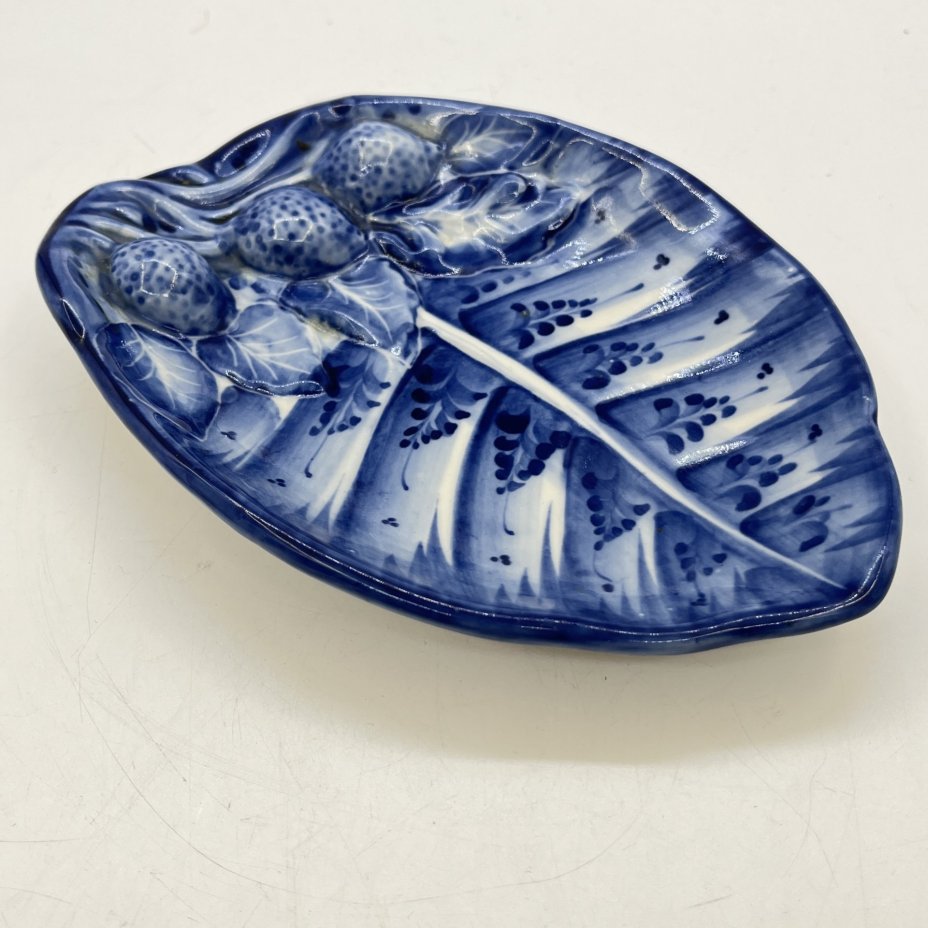 Мелочница (лоточек) в виде листа с ягодами с расписным декором