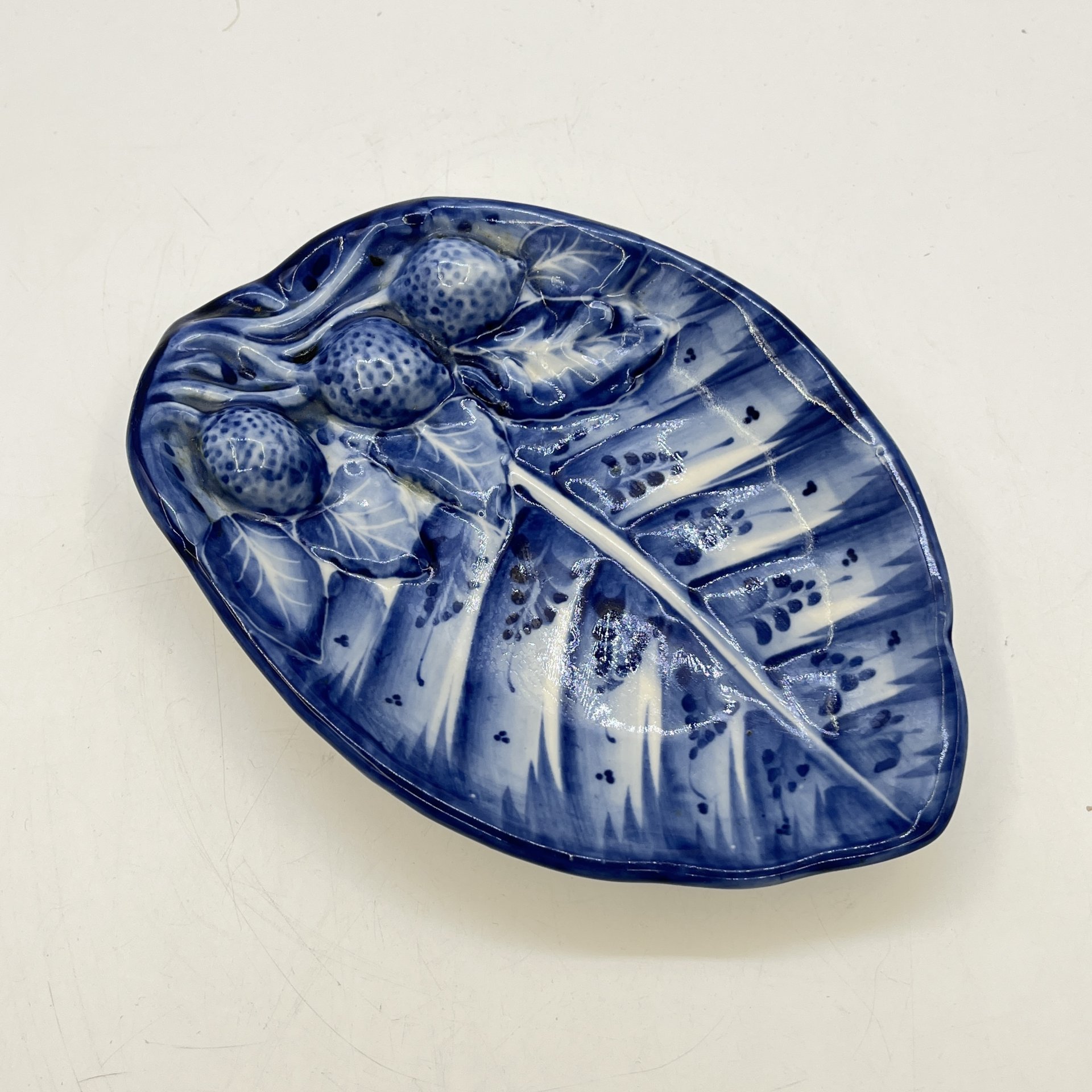 Мелочница (лоточек) в виде листа с ягодами с расписным декором