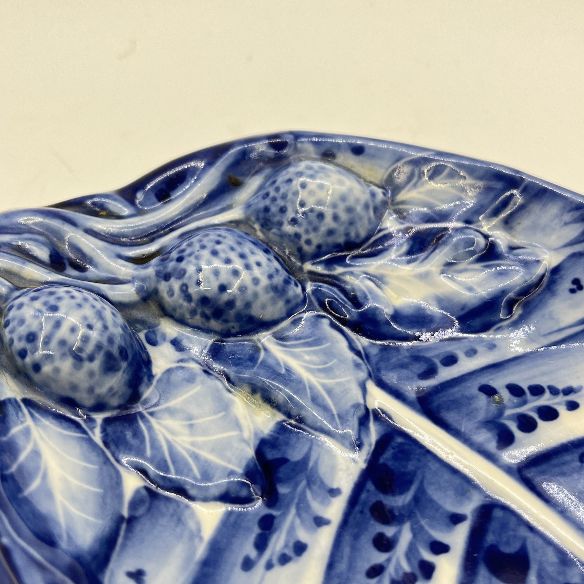 Мелочница (лоточек) в виде листа с ягодами с расписным декором