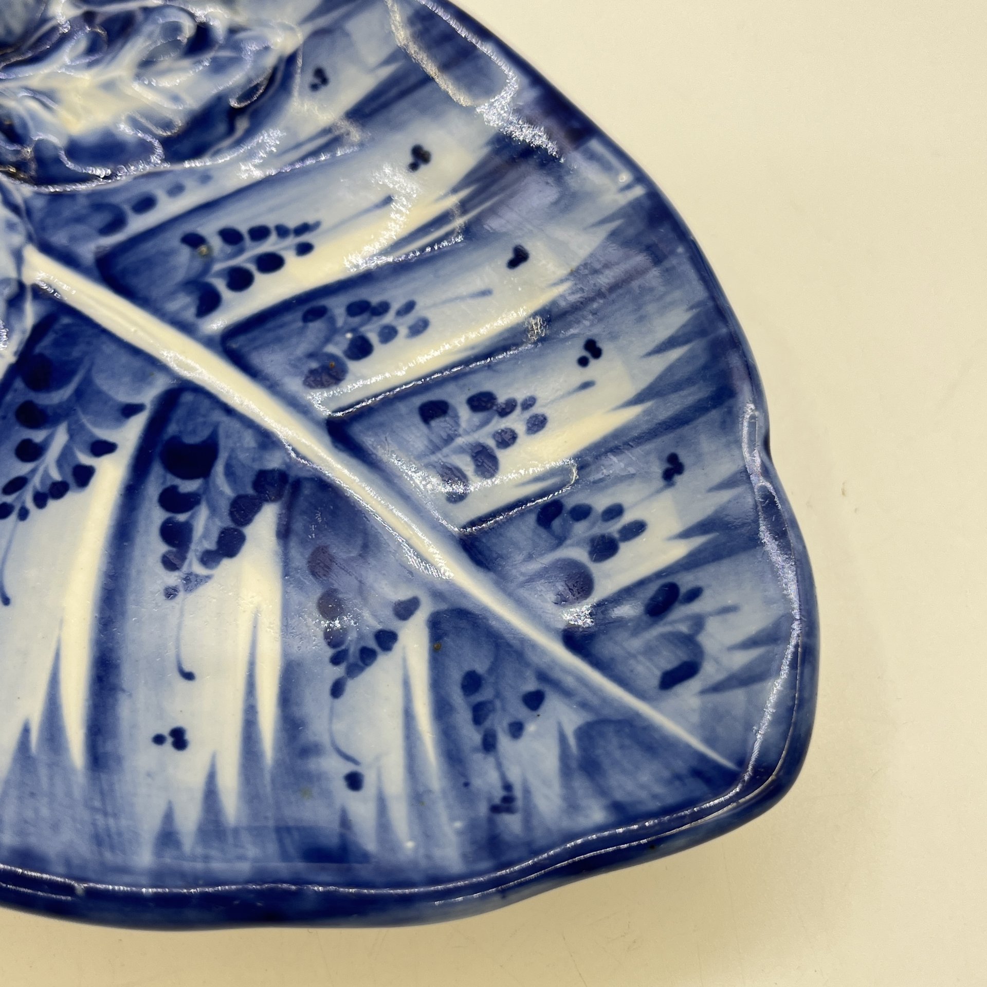 Мелочница (лоточек) в виде листа с ягодами с расписным декором