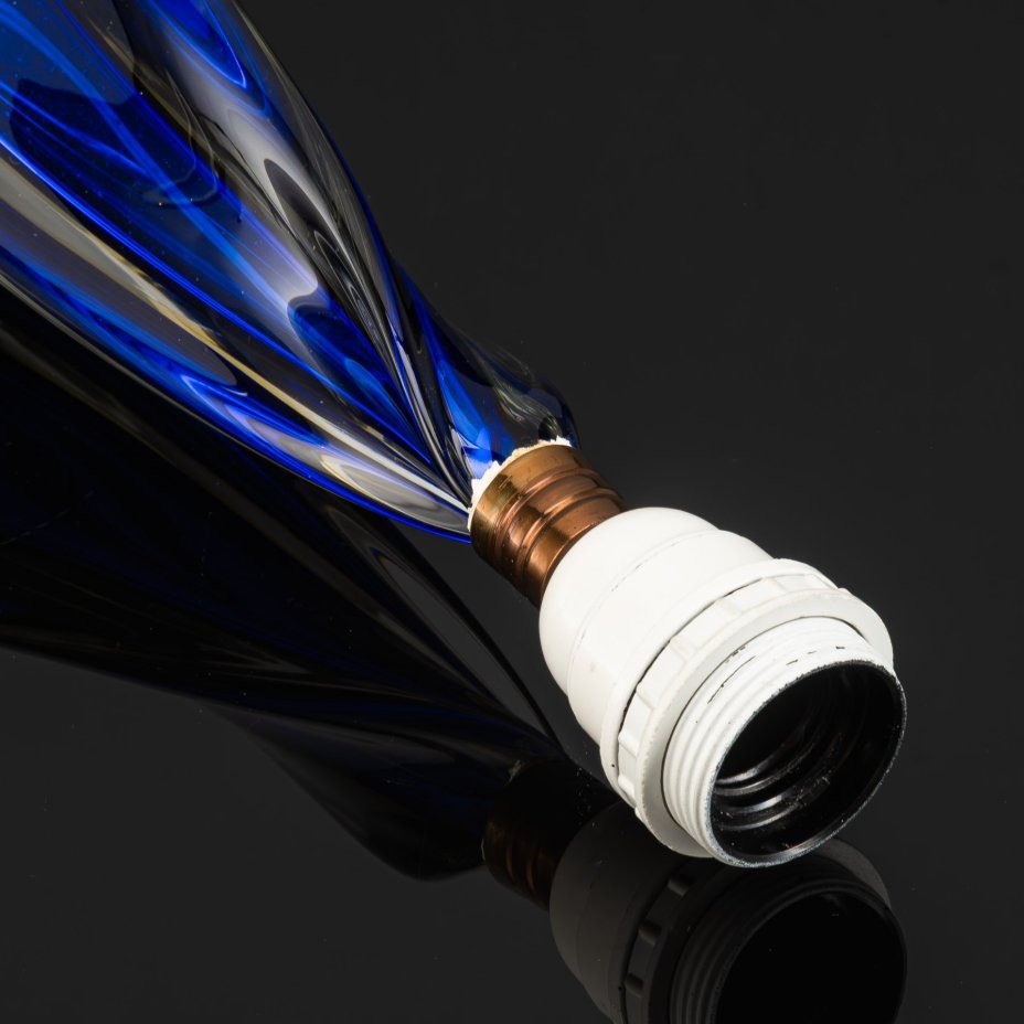 Лампа настольная ярко-синего цвета, спиралевидной формы