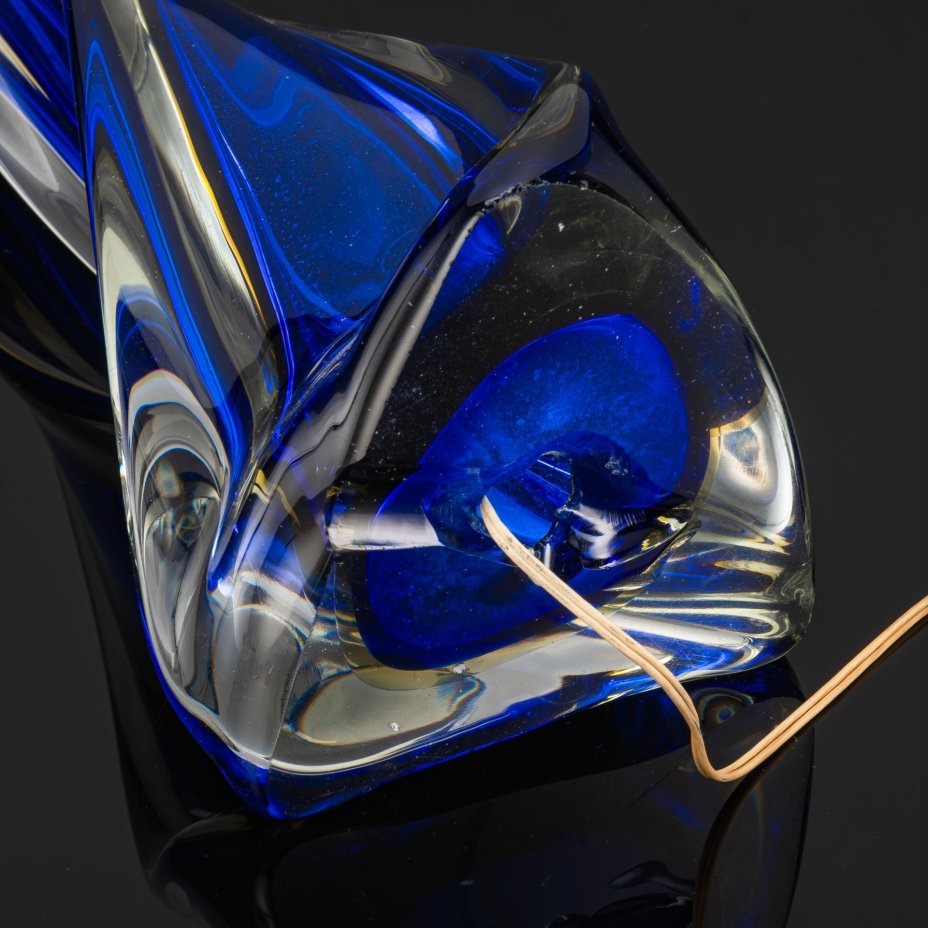 Лампа настольная ярко-синего цвета, спиралевидной формы