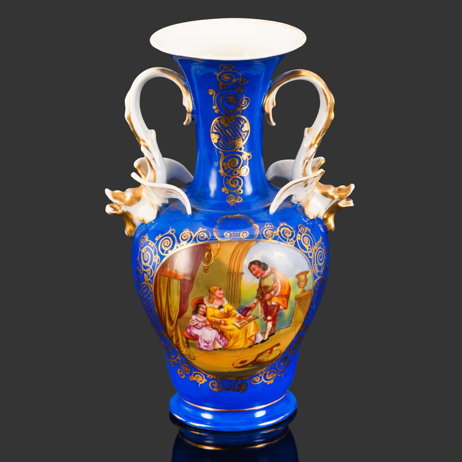 Ваза в форме кратера с фигурными ручками, с галантной сценой и пейзажем на тулове, фарфор, крытье, роспись, золочение, Vieux Paris (Старый Париж), Франция, 1870-1890 гг.