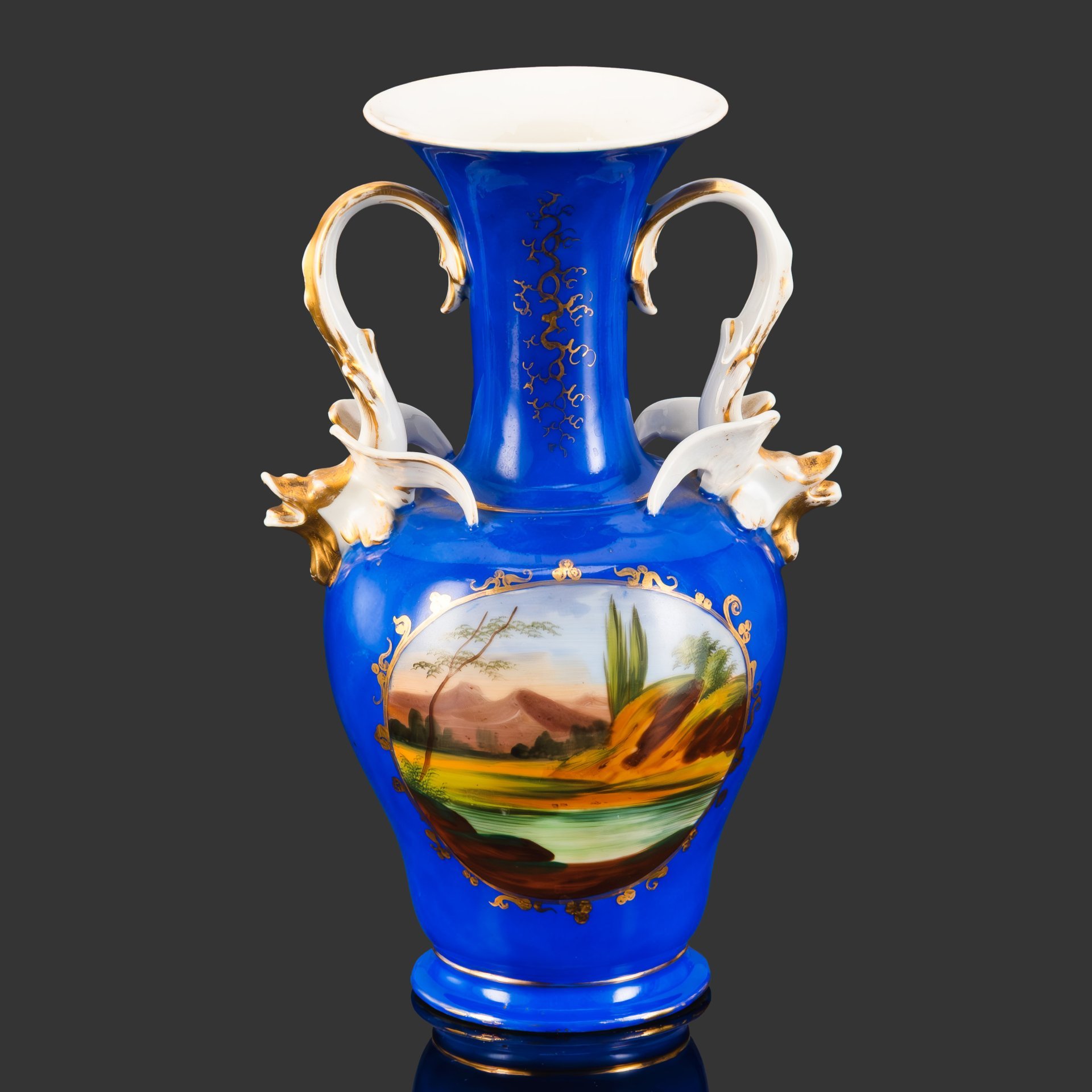 Ваза в форме кратера с фигурными ручками, с галантной сценой и пейзажем на тулове, фарфор, крытье, роспись, золочение, Vieux Paris (Старый Париж), Франция, 1870-1890 гг.