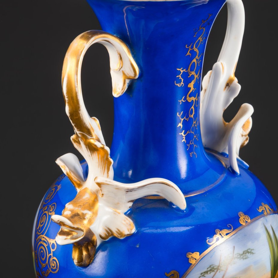 Ваза в форме кратера с фигурными ручками, с галантной сценой и пейзажем на тулове, фарфор, крытье, роспись, золочение, Vieux Paris (Старый Париж), Франция, 1870-1890 гг.