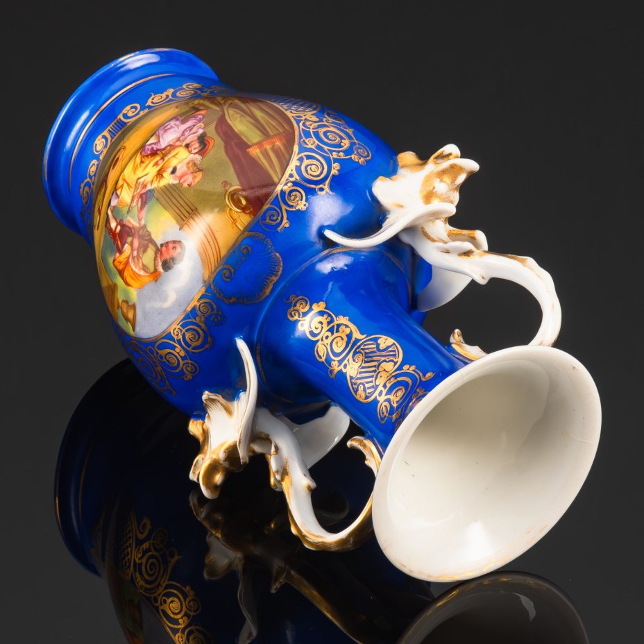 Ваза в форме кратера с фигурными ручками, с галантной сценой и пейзажем на тулове, фарфор, крытье, роспись, золочение, Vieux Paris (Старый Париж), Франция, 1870-1890 гг.
