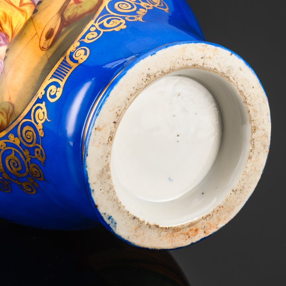 Ваза в форме кратера с фигурными ручками, с галантной сценой и пейзажем на тулове, фарфор, крытье, роспись, золочение, Vieux Paris (Старый Париж), Франция, 1870-1890 гг.