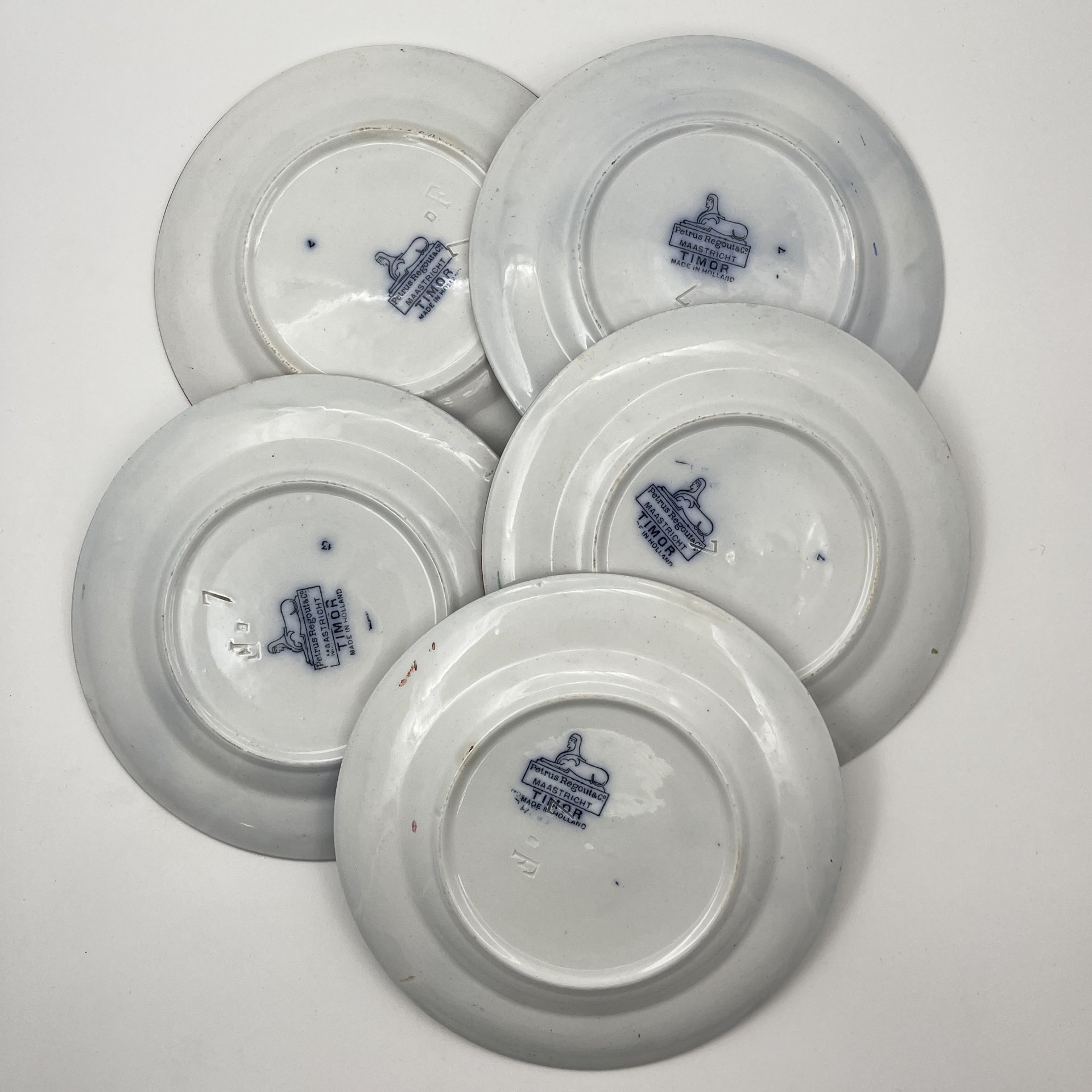 Набор десертных тарелок на 5 персон, выполненных в восточном стиле, Petrus Regout Maastricht, фаянс, деколь с подрисовкой, Нидерланды, 1880-1900 гг.