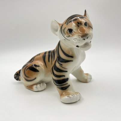 Статуэтка "Тигрёнок", скульптор Б.Я. Воробьев, фарфор, роспись, Ленинградский фарфоровый завод (ЛФЗ), СССР, 1970-1991 гг.