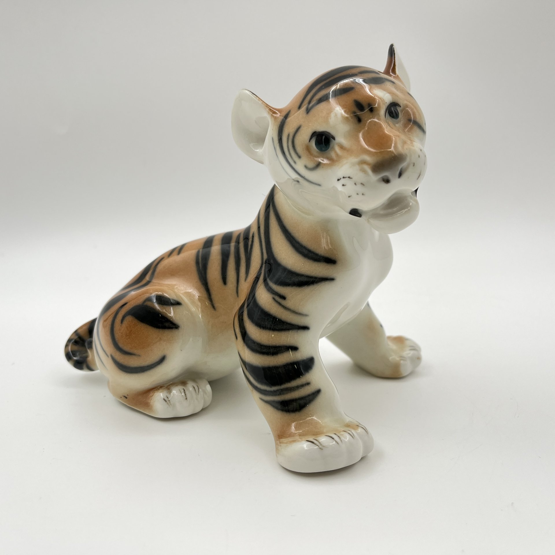 Статуэтка "Тигрёнок", скульптор Б.Я. Воробьев, фарфор, роспись, Ленинградский фарфоровый завод (ЛФЗ), СССР, 1970-1991 гг.