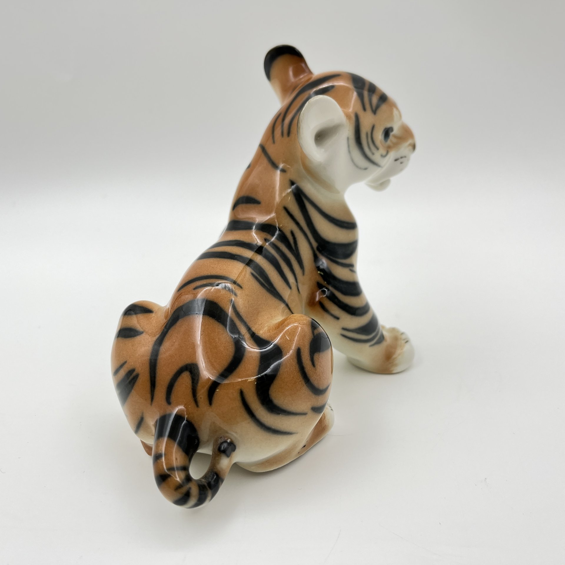 Статуэтка "Тигрёнок", скульптор Б.Я. Воробьев, фарфор, роспись, Ленинградский фарфоровый завод (ЛФЗ), СССР, 1970-1991 гг.