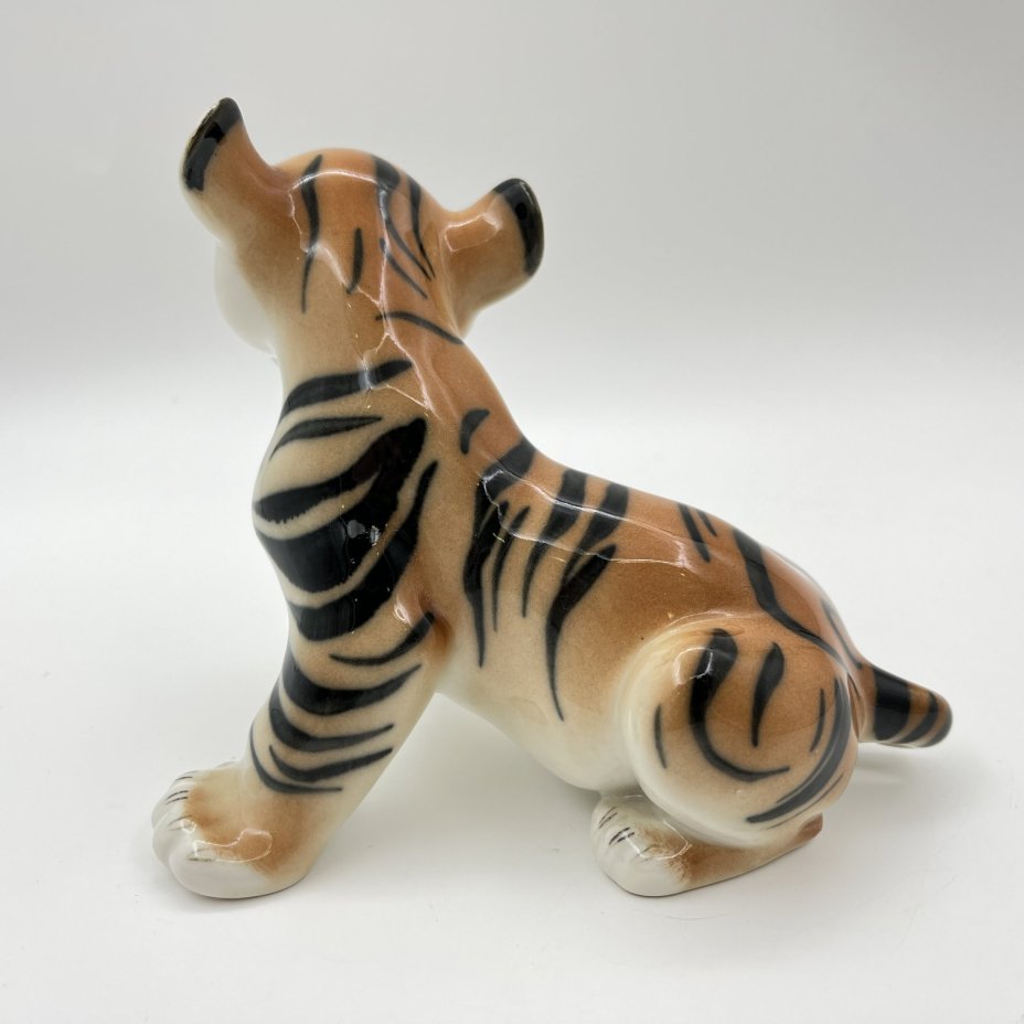 Статуэтка "Тигрёнок", скульптор Б.Я. Воробьев, фарфор, роспись, Ленинградский фарфоровый завод (ЛФЗ), СССР, 1970-1991 гг.