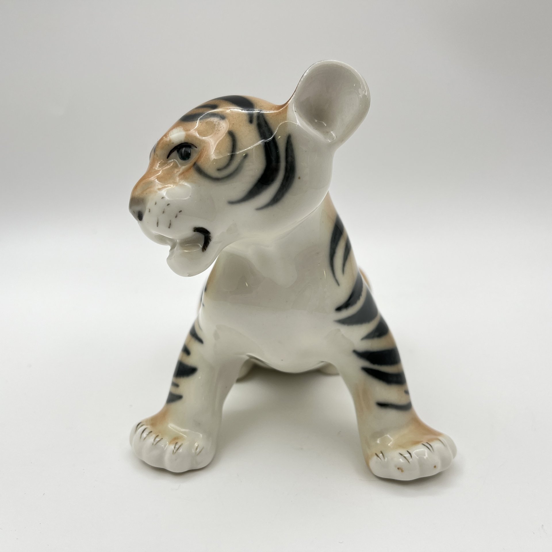 Статуэтка "Тигрёнок", скульптор Б.Я. Воробьев, фарфор, роспись, Ленинградский фарфоровый завод (ЛФЗ), СССР, 1970-1991 гг.