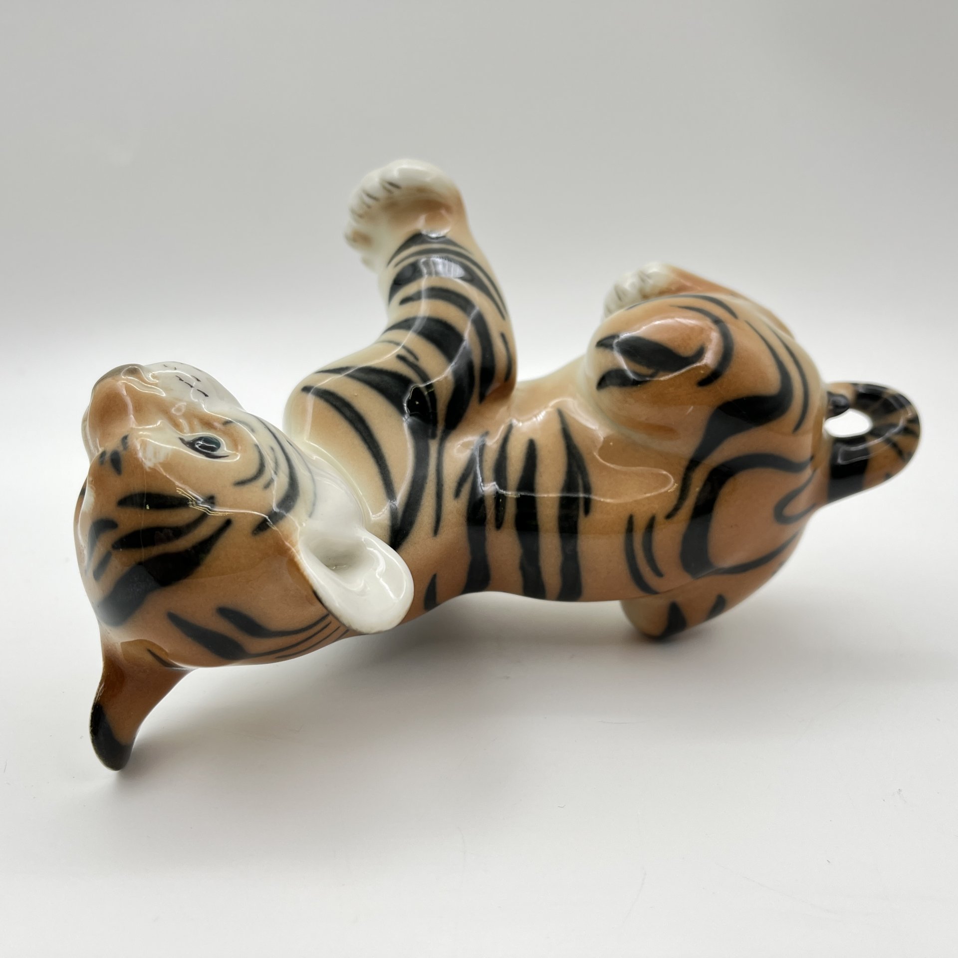 Статуэтка "Тигрёнок", скульптор Б.Я. Воробьев, фарфор, роспись, Ленинградский фарфоровый завод (ЛФЗ), СССР, 1970-1991 гг.