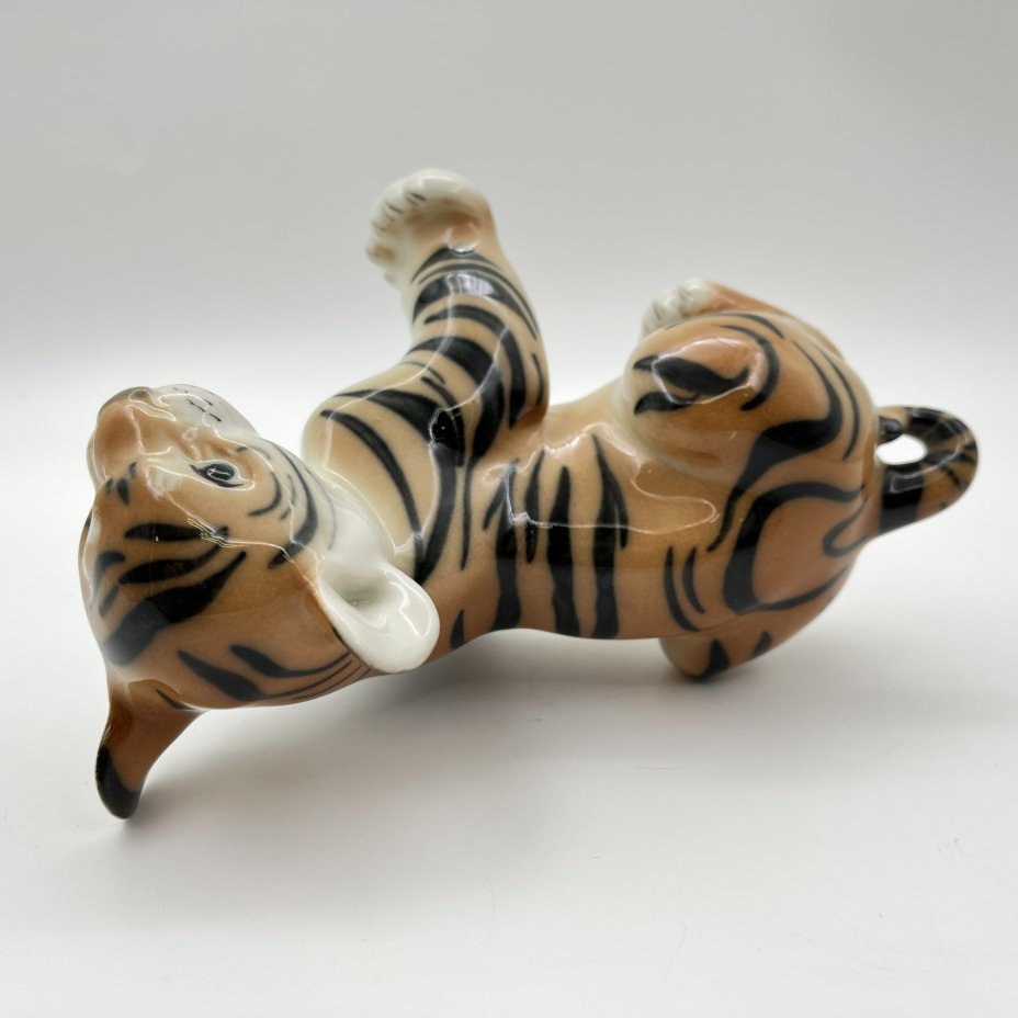 Статуэтка "Тигрёнок", скульптор Б.Я. Воробьев, фарфор, роспись, Ленинградский фарфоровый завод (ЛФЗ), СССР, 1970-1991 гг.