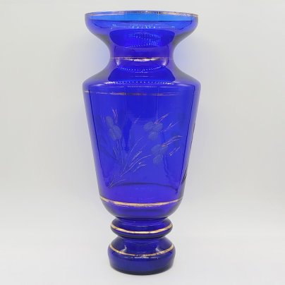 Ваза кобальтового оттенка, украшенная цветочным декором, Bohemia Crystal (Bohemia Glass)