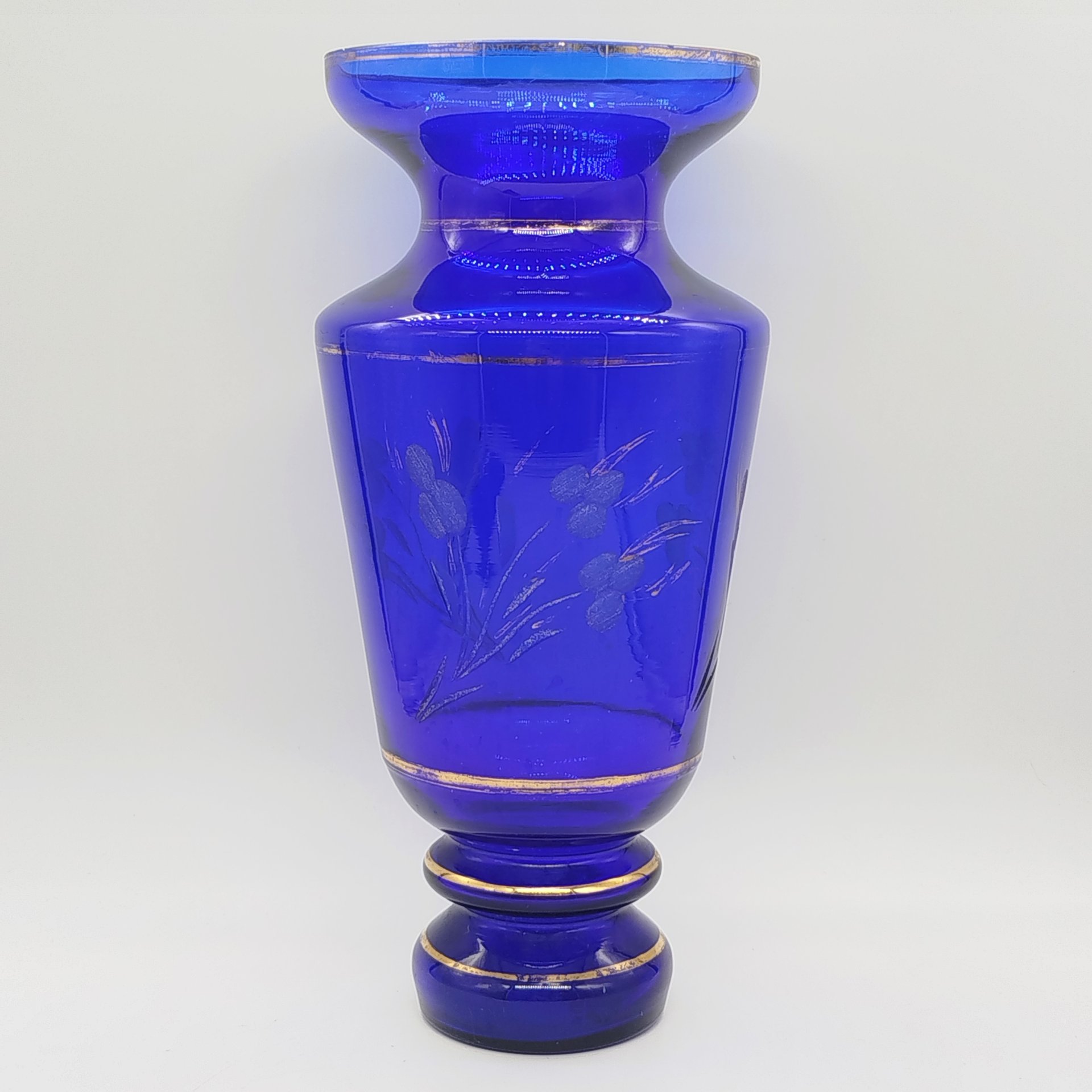 Ваза кобальтового оттенка, украшенная цветочным декором, Bohemia Crystal (Bohemia Glass)