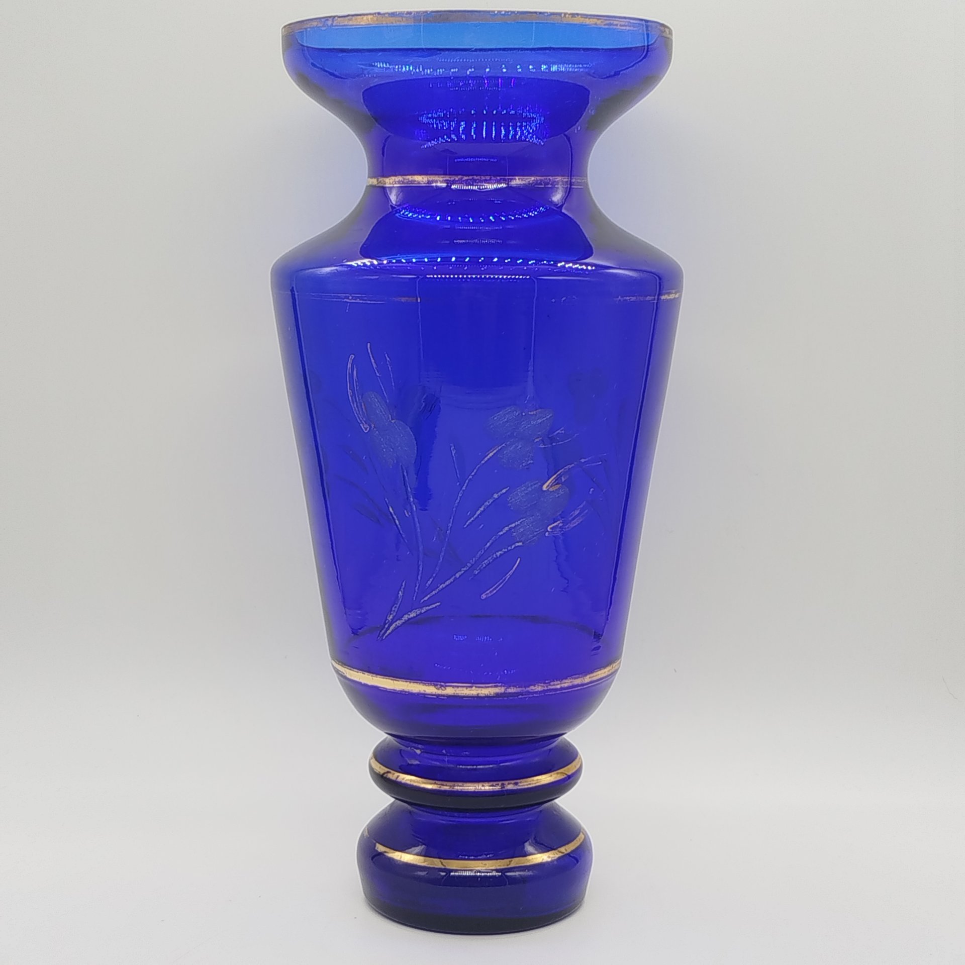 Ваза кобальтового оттенка, украшенная цветочным декором, Bohemia Crystal (Bohemia Glass)