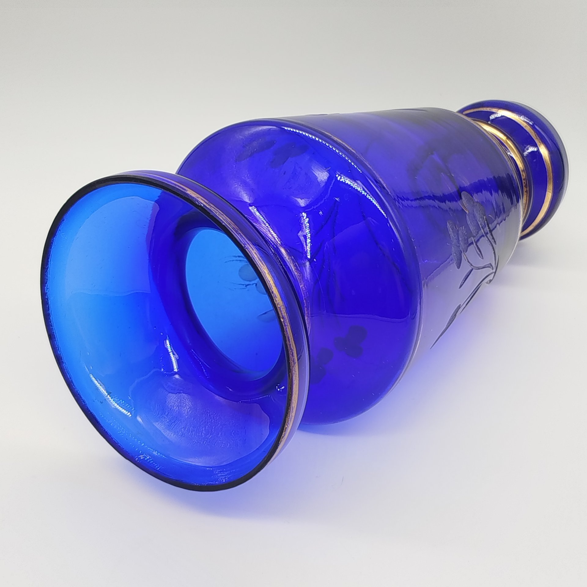 Ваза кобальтового оттенка, украшенная цветочным декором, Bohemia Crystal (Bohemia Glass)