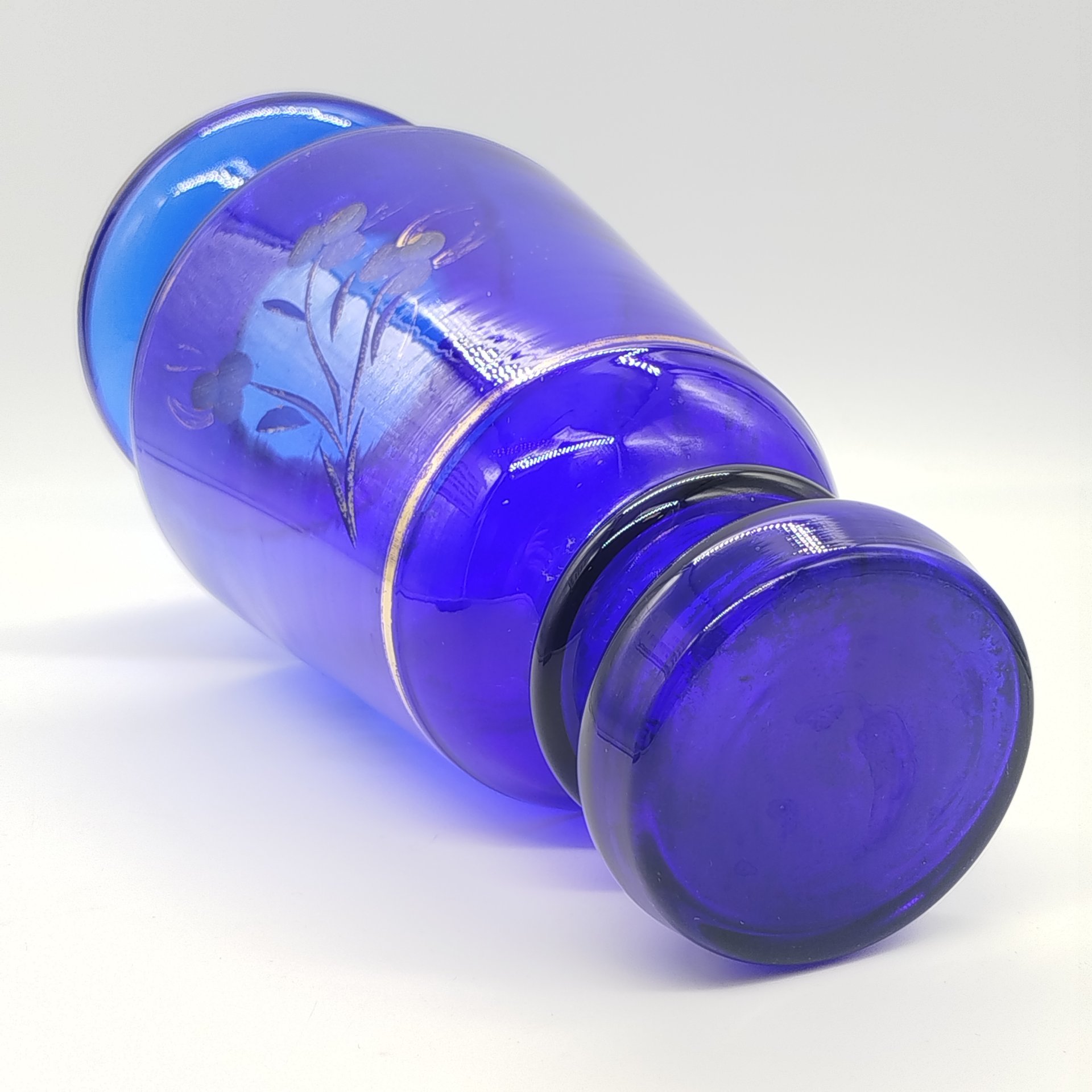 Ваза кобальтового оттенка, украшенная цветочным декором, Bohemia Crystal (Bohemia Glass)