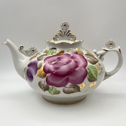 Чайник с цветочным декором и фигурным хватком (большой), фарфор, роспись, золочение, Ленинградский опытный завод (ЛОЗ), СССР, 1984-1991 гг.
