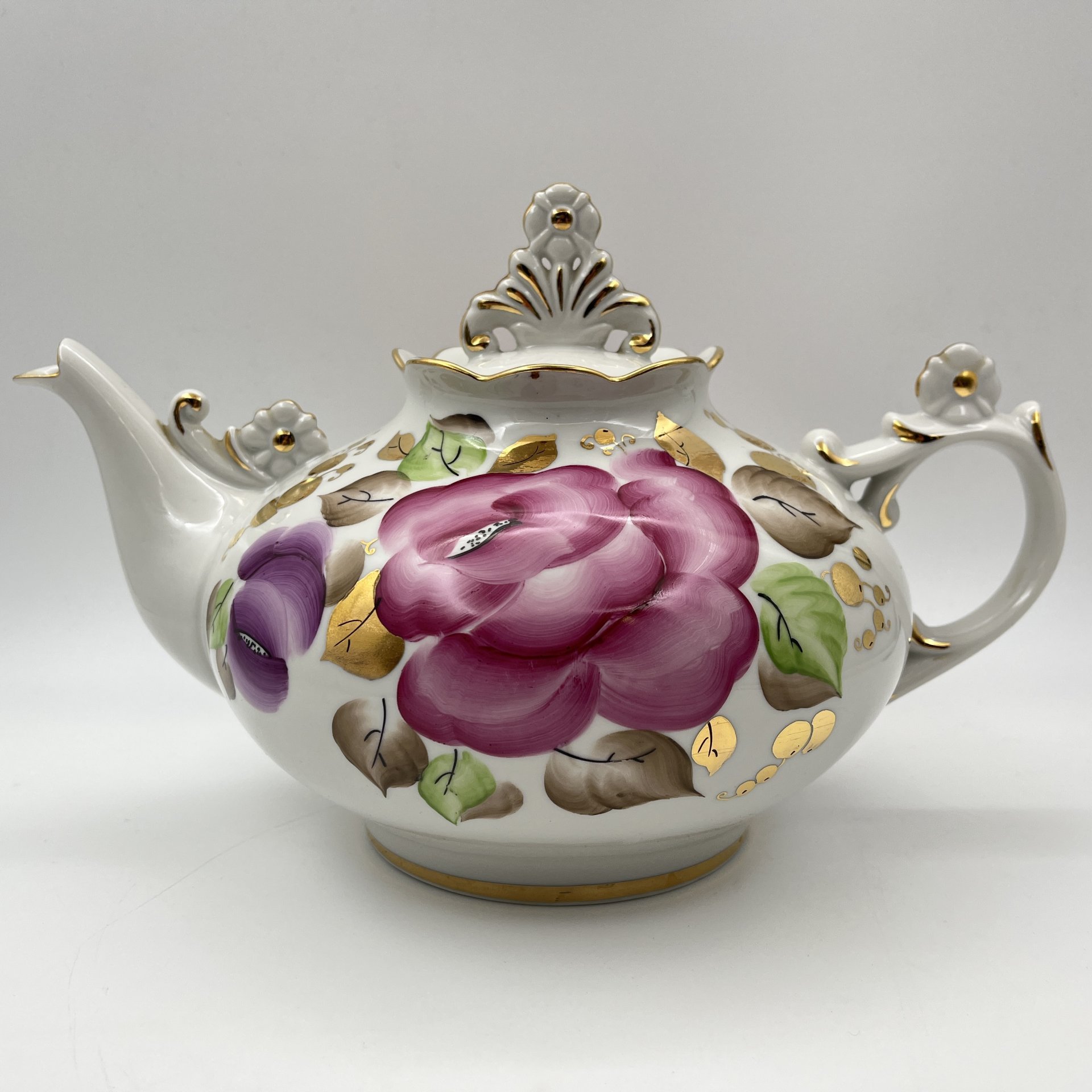 Чайник с цветочным декором и фигурным хватком (большой), фарфор, роспись, золочение, Ленинградский опытный завод (ЛОЗ), СССР, 1984-1991 гг.