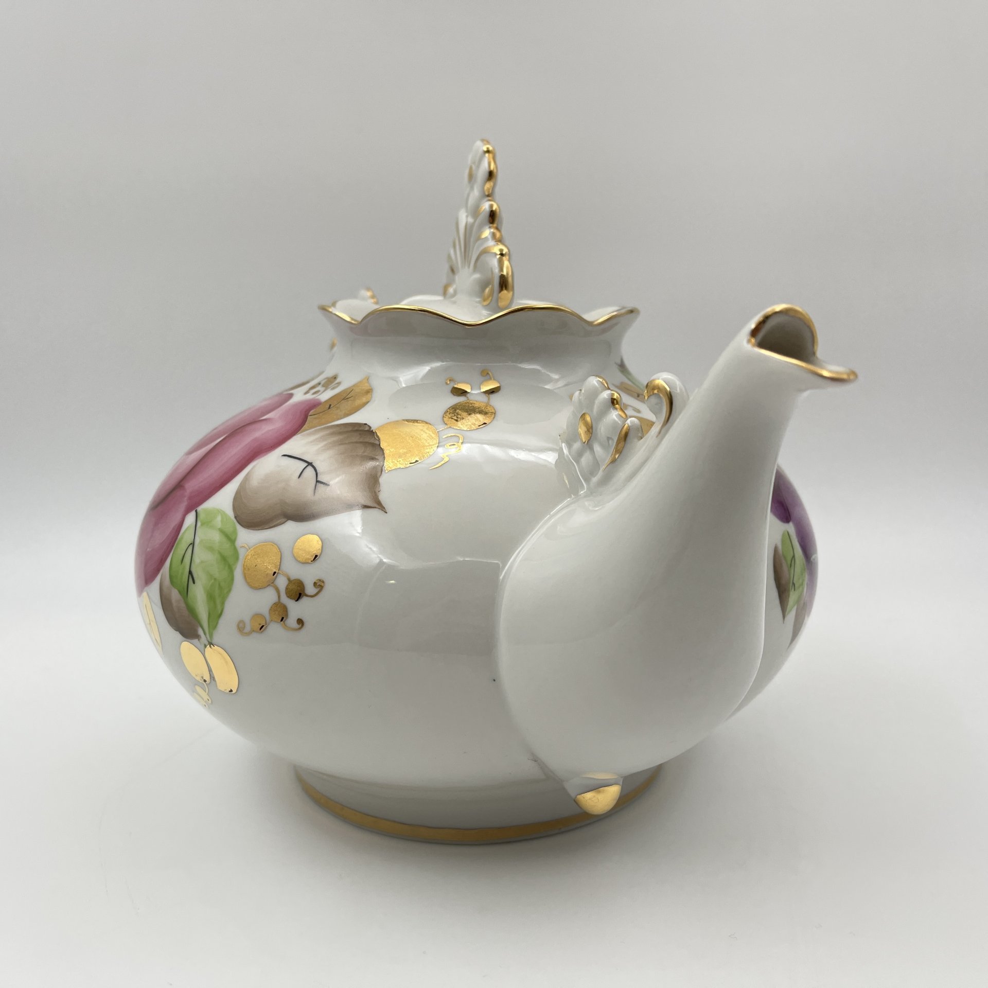 Чайник с цветочным декором и фигурным хватком (большой), фарфор, роспись, золочение, Ленинградский опытный завод (ЛОЗ), СССР, 1984-1991 гг.