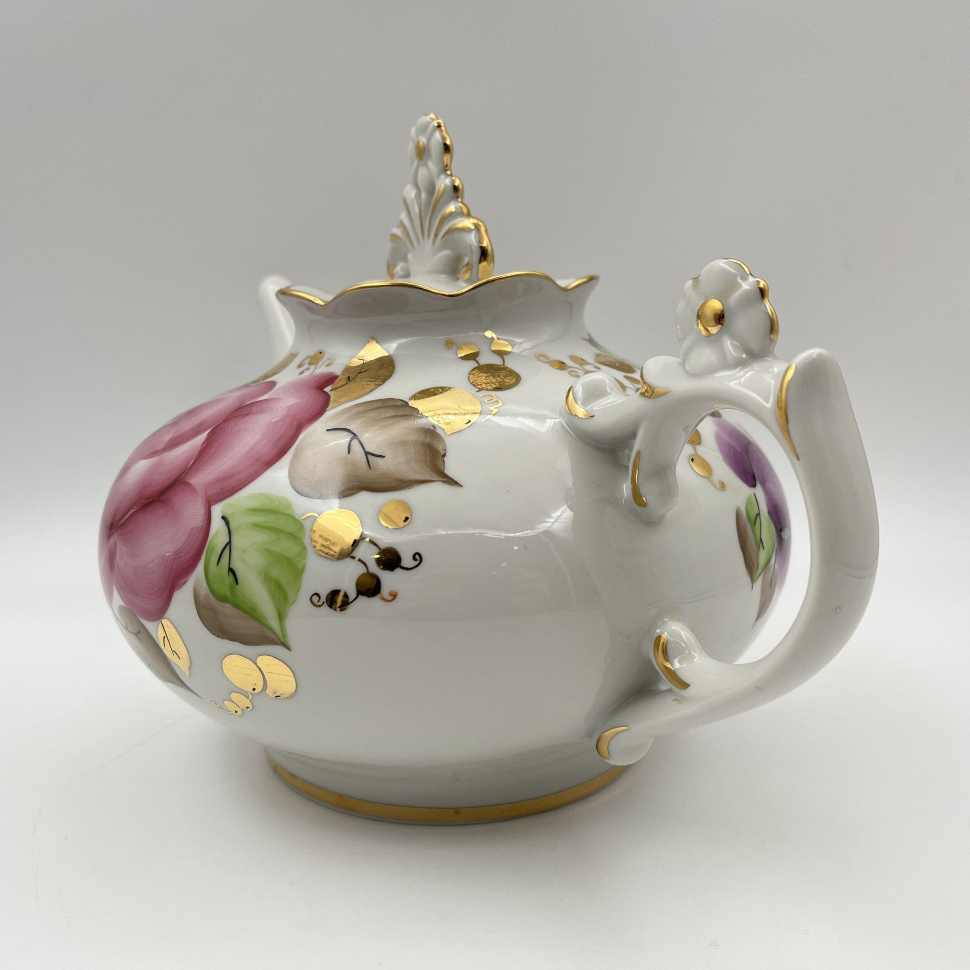 Чайник с цветочным декором и фигурным хватком (большой), фарфор, роспись, золочение, Ленинградский опытный завод (ЛОЗ), СССР, 1984-1991 гг.