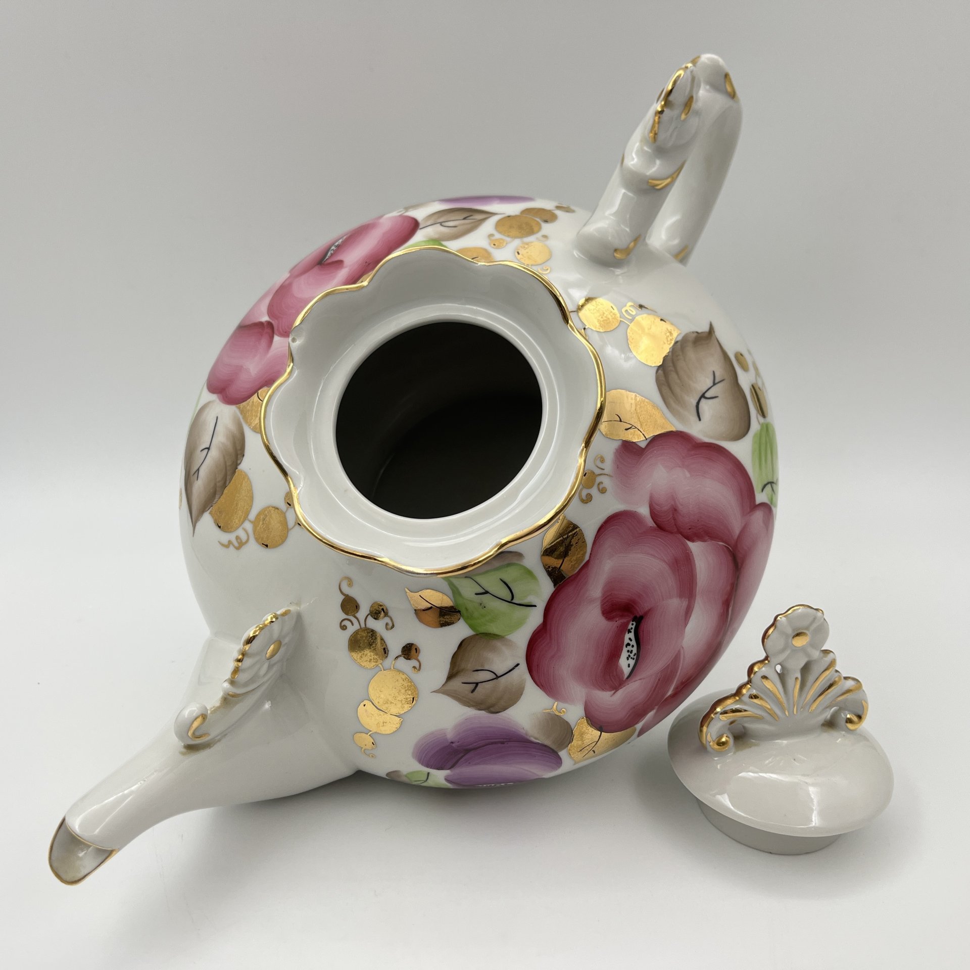 Чайник с цветочным декором и фигурным хватком (большой), фарфор, роспись, золочение, Ленинградский опытный завод (ЛОЗ), СССР, 1984-1991 гг.