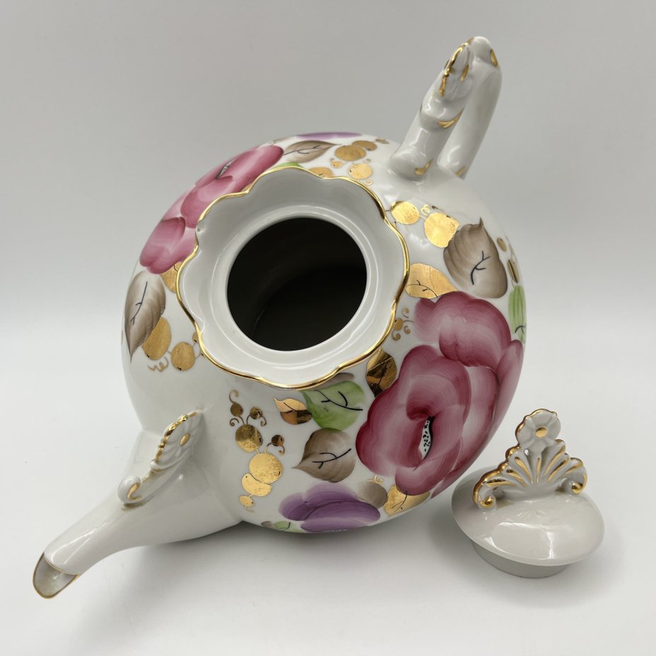 Чайник с цветочным декором и фигурным хватком (большой), фарфор, роспись, золочение, Ленинградский опытный завод (ЛОЗ), СССР, 1984-1991 гг.
