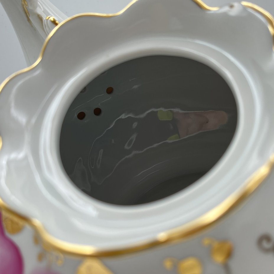 Чайник с цветочным декором и фигурным хватком (большой), фарфор, роспись, золочение, Ленинградский опытный завод (ЛОЗ), СССР, 1984-1991 гг.