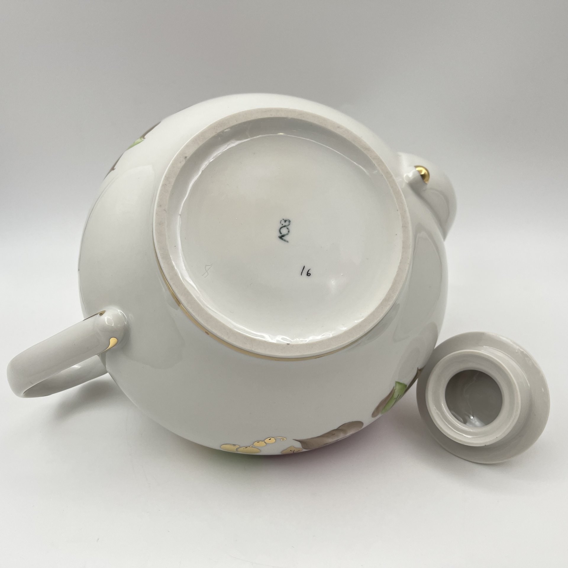 Чайник с цветочным декором и фигурным хватком (большой), фарфор, роспись, золочение, Ленинградский опытный завод (ЛОЗ), СССР, 1984-1991 гг.