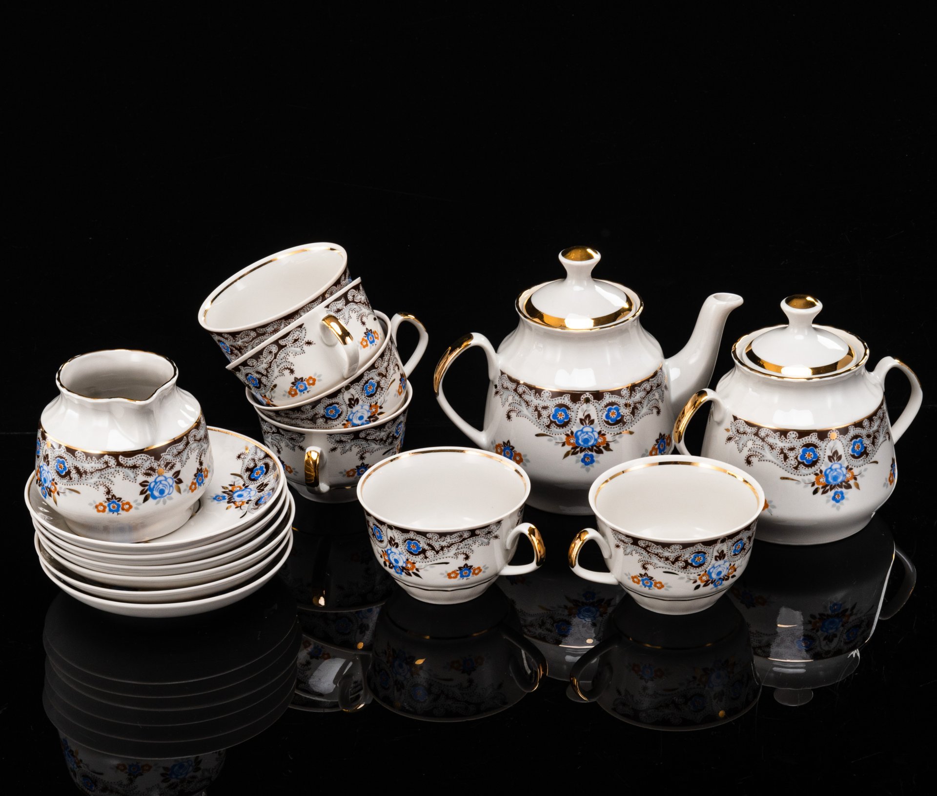 Сервиз чайный "Мара" с цветочным орнаментом на 6 персон (15 предметов), автор формы Зина Улсте, фарфор, деколь, золочение, Рижский фарфорово-фаянсовый завод, СССР, 1970-1980 гг., Рижский фарфорово-фаянсовый завод