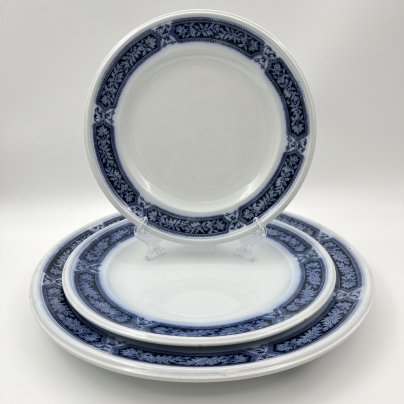 Набор из блюда и двух тарелок в бело-кобальтовой гамме с растительным декором, фаянс, деколь, Brown-Westhead, Moore & Co. (BMW & C), Великобритания, 1863 г.