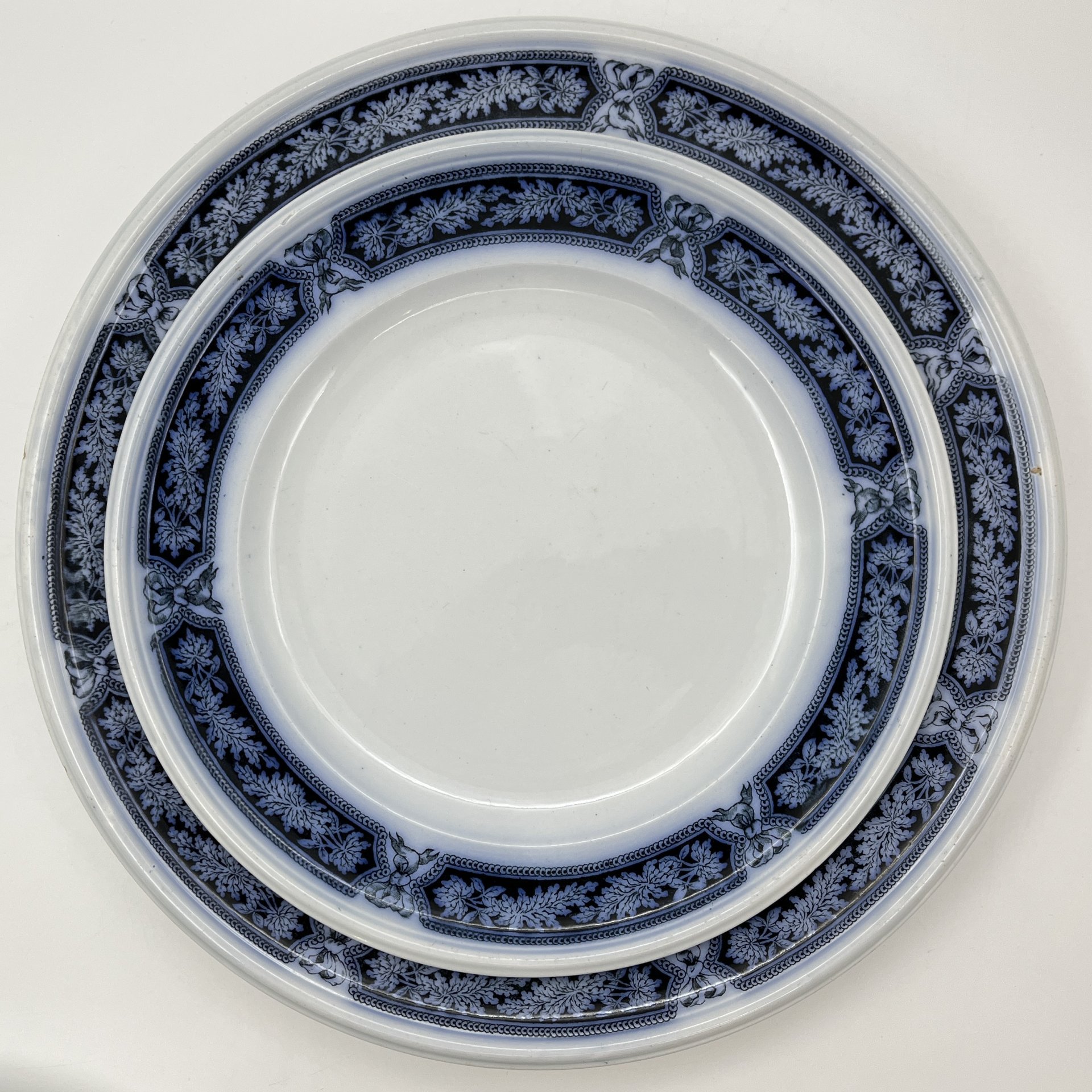 Набор из блюда и двух тарелок в бело-кобальтовой гамме с растительным декором, фаянс, деколь, Brown-Westhead, Moore & Co. (BMW & C), Великобритания, 1863 г.