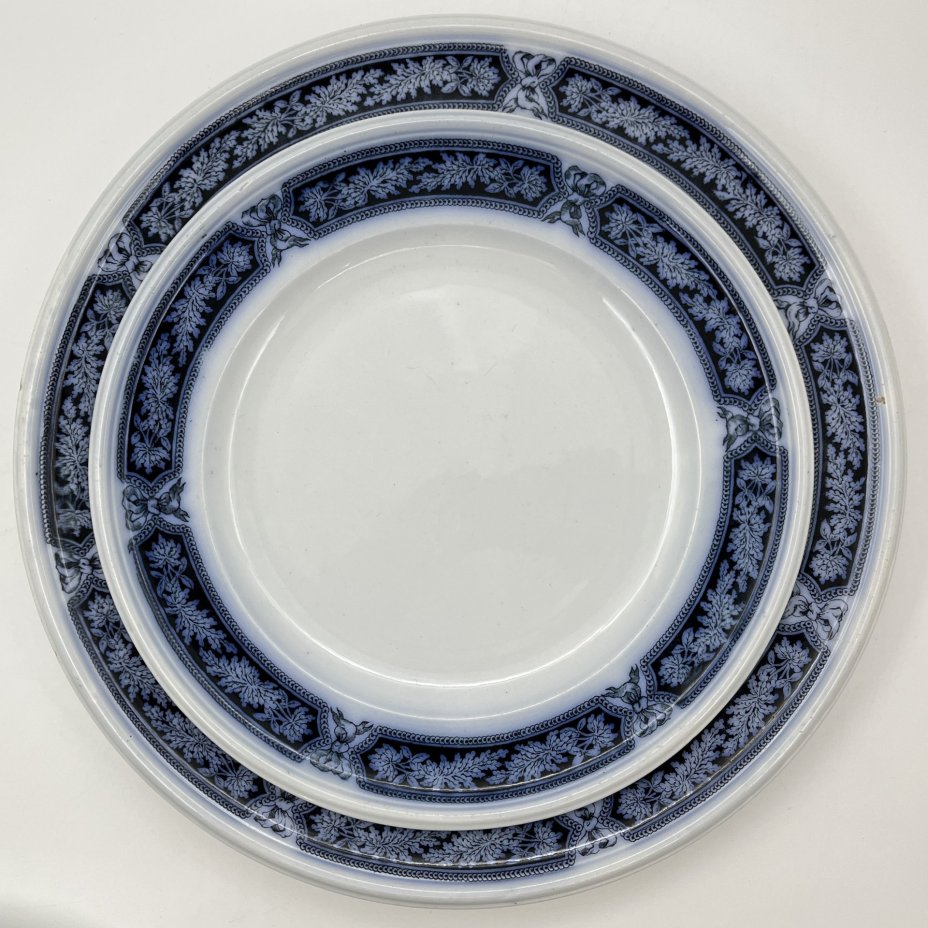 Набор из блюда и двух тарелок в бело-кобальтовой гамме с растительным декором, фаянс, деколь, Brown-Westhead, Moore & Co. (BMW & C), Великобритания, 1863 г.