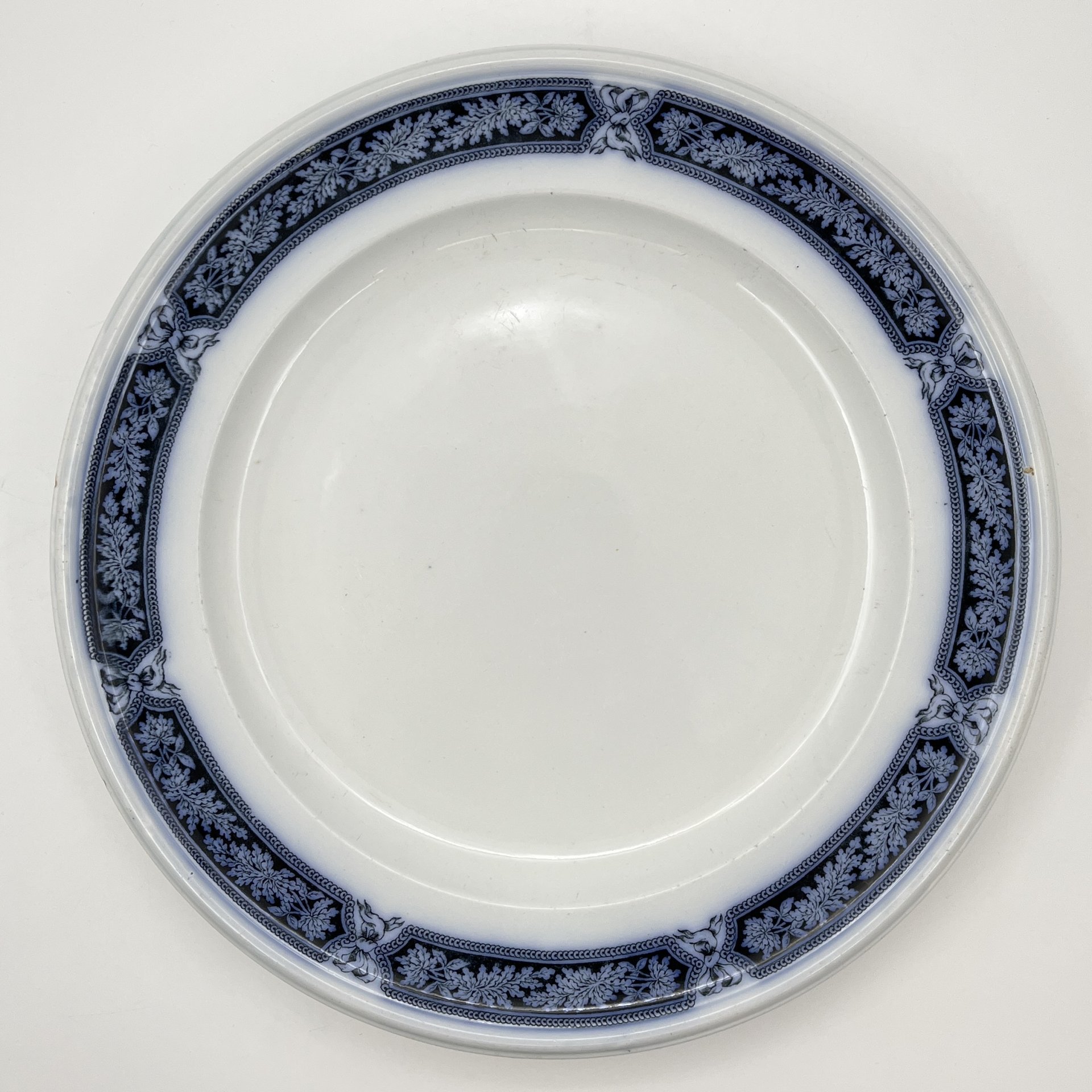 Набор из блюда и двух тарелок в бело-кобальтовой гамме с растительным декором, фаянс, деколь, Brown-Westhead, Moore & Co. (BMW & C), Великобритания, 1863 г.