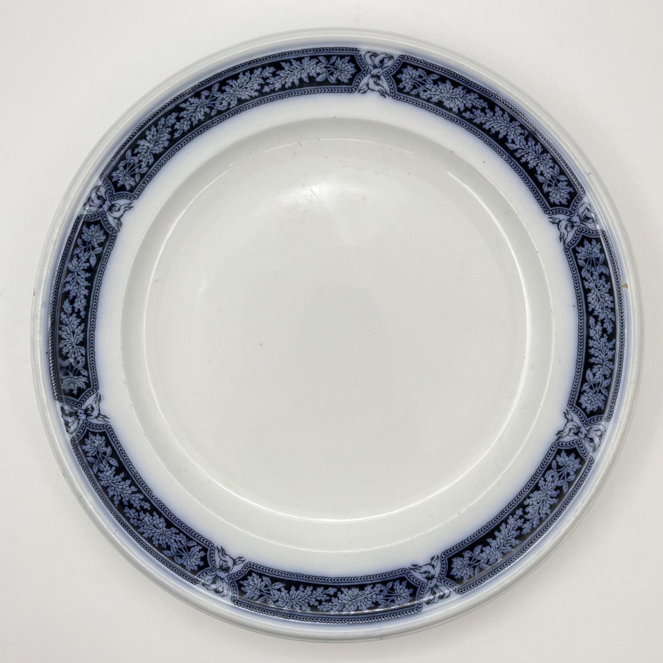 Набор из блюда и двух тарелок в бело-кобальтовой гамме с растительным декором, фаянс, деколь, Brown-Westhead, Moore & Co. (BMW & C), Великобритания, 1863 г.