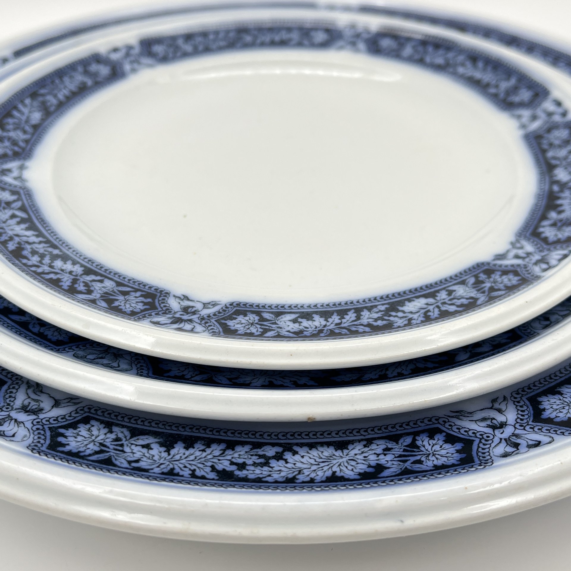 Набор из блюда и двух тарелок в бело-кобальтовой гамме с растительным декором, фаянс, деколь, Brown-Westhead, Moore & Co. (BMW & C), Великобритания, 1863 г.