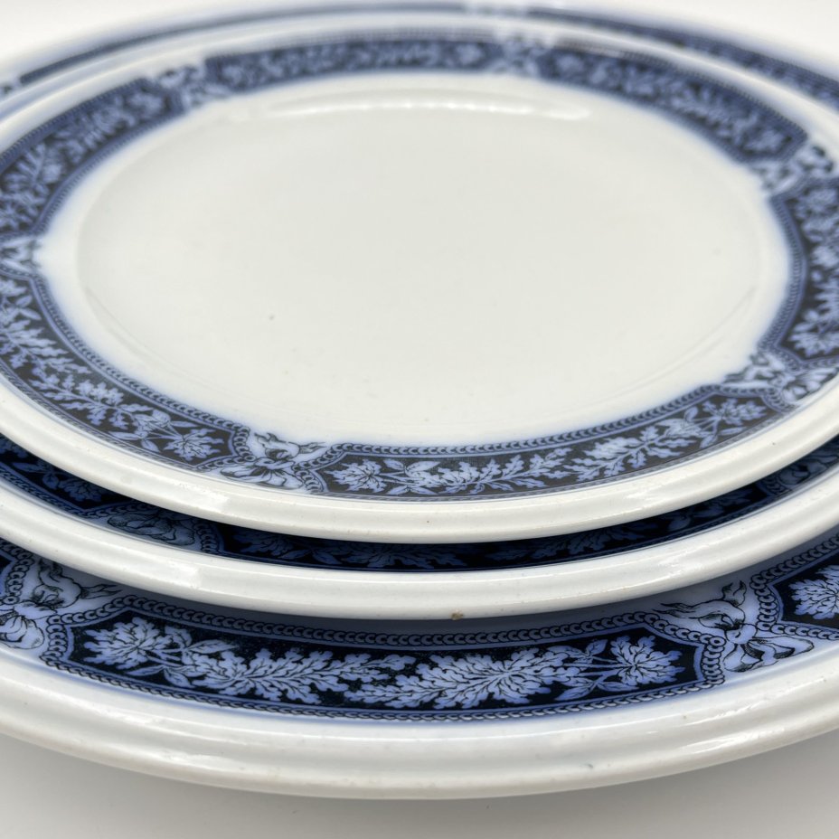 Набор из блюда и двух тарелок в бело-кобальтовой гамме с растительным декором, фаянс, деколь, Brown-Westhead, Moore & Co. (BMW & C), Великобритания, 1863 г.