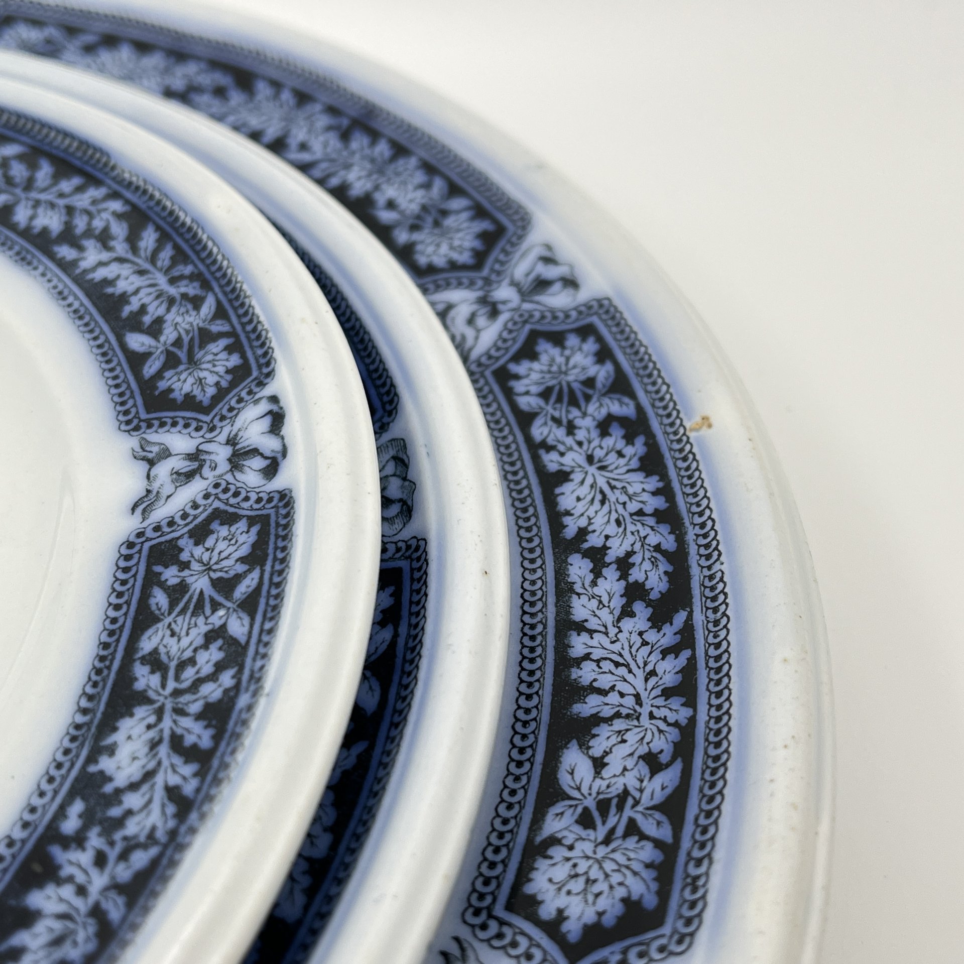 Набор из блюда и двух тарелок в бело-кобальтовой гамме с растительным декором, фаянс, деколь, Brown-Westhead, Moore & Co. (BMW & C), Великобритания, 1863 г.