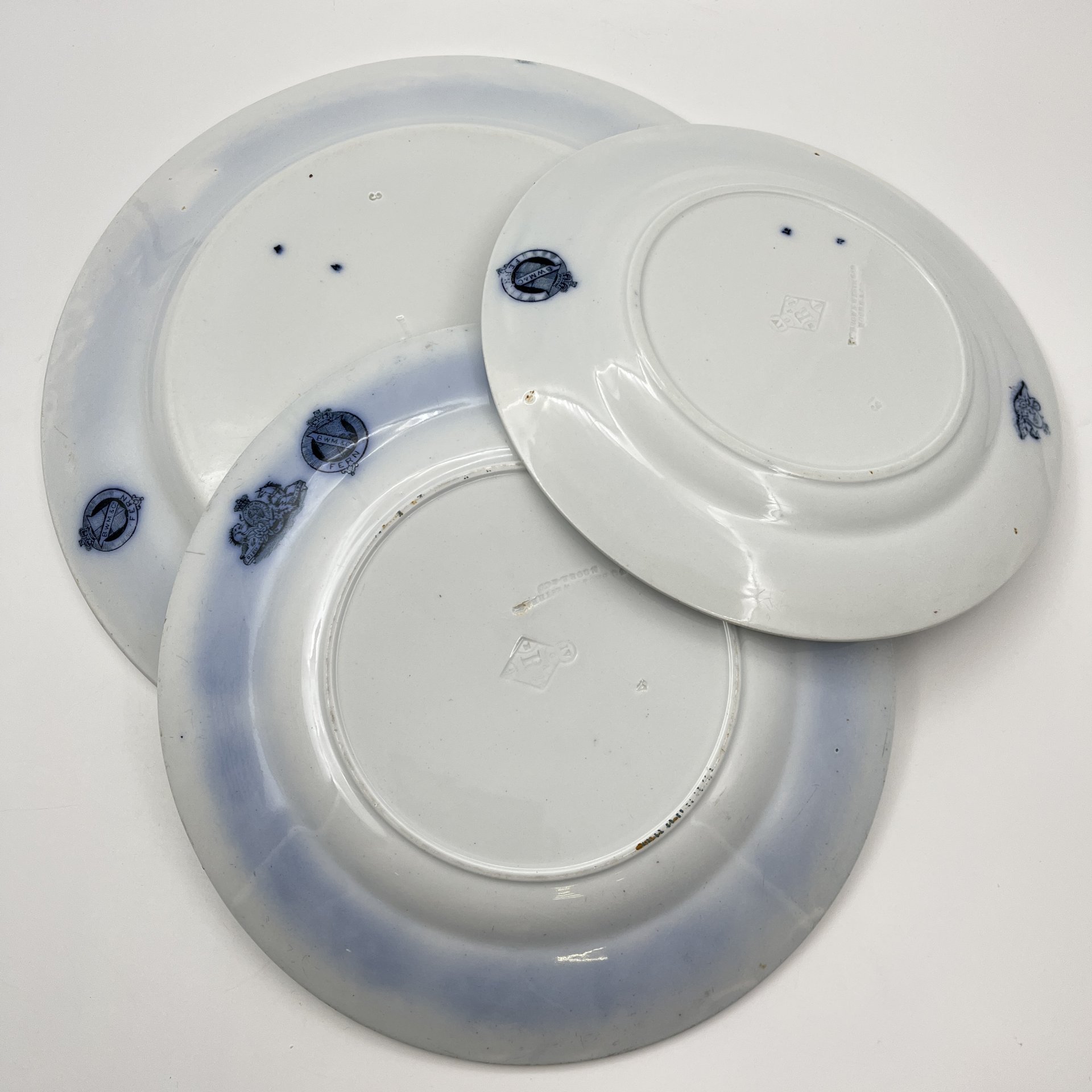 Набор из блюда и двух тарелок в бело-кобальтовой гамме с растительным декором, фаянс, деколь, Brown-Westhead, Moore & Co. (BMW & C), Великобритания, 1863 г.