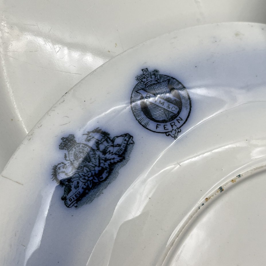 Набор из блюда и двух тарелок в бело-кобальтовой гамме с растительным декором, фаянс, деколь, Brown-Westhead, Moore & Co. (BMW & C), Великобритания, 1863 г.